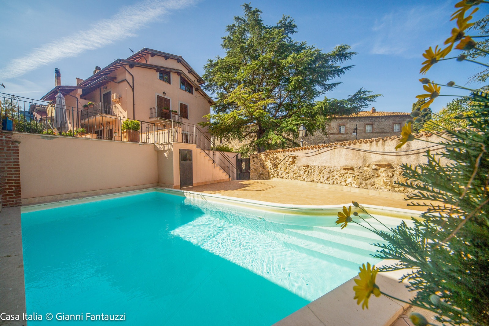 Bassenget ligger på fellesområdet, usjenert for innsyn Galleribilde