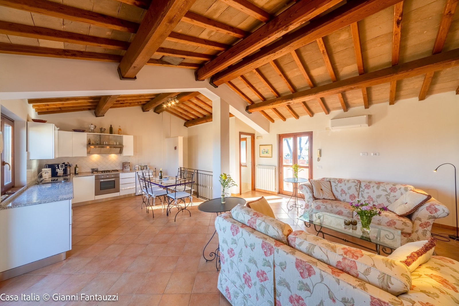 Stua og kjøkkenet i 3. etasje er et praktfullt allrom med god takhøyde og utgang til 2 balkonger mot både øst og vest. Galleribilde