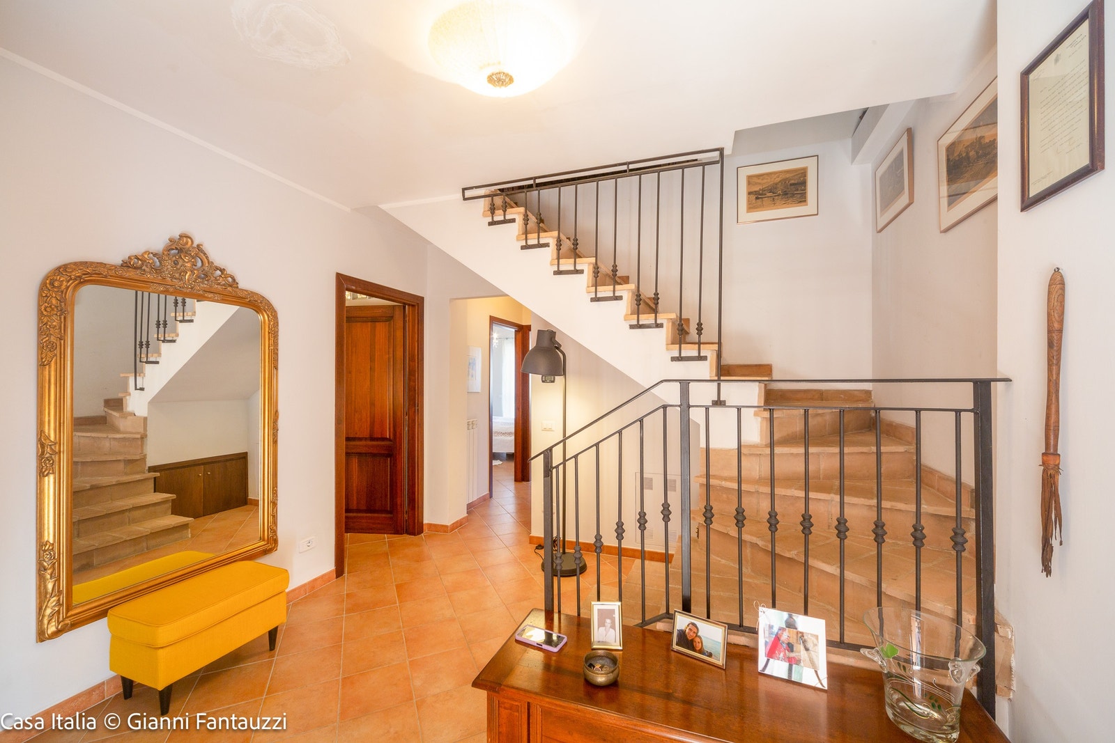 Entre med trappegang og adkomst til alle 3 soverom og bad 2. Galleribilde