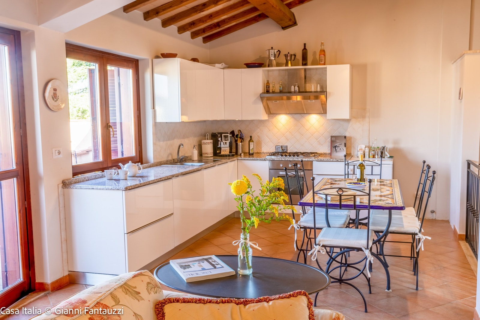 Stua og kjøkkenet i 3. etasje er et praktfullt allrom med god takhøyde og utgang til 2 balkonger mot både øst og vest. Galleribilde