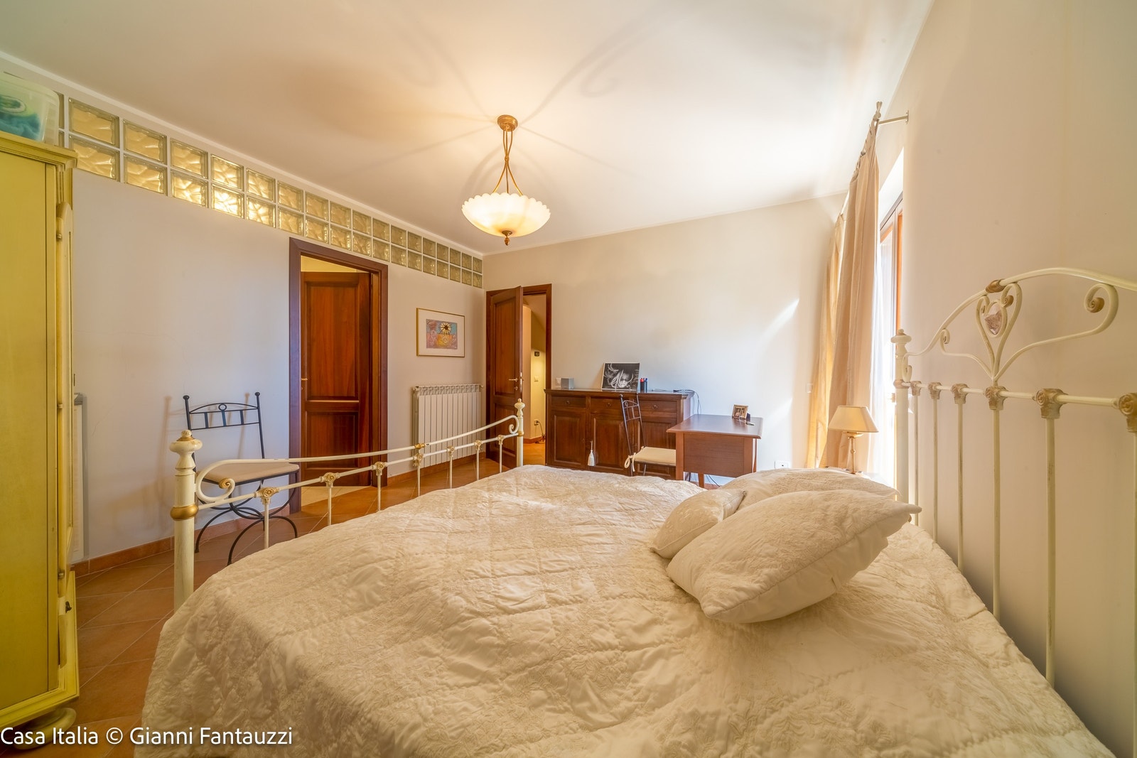 2. ETASJE: Master bedroom med utgang til egen balkong. Galleribilde