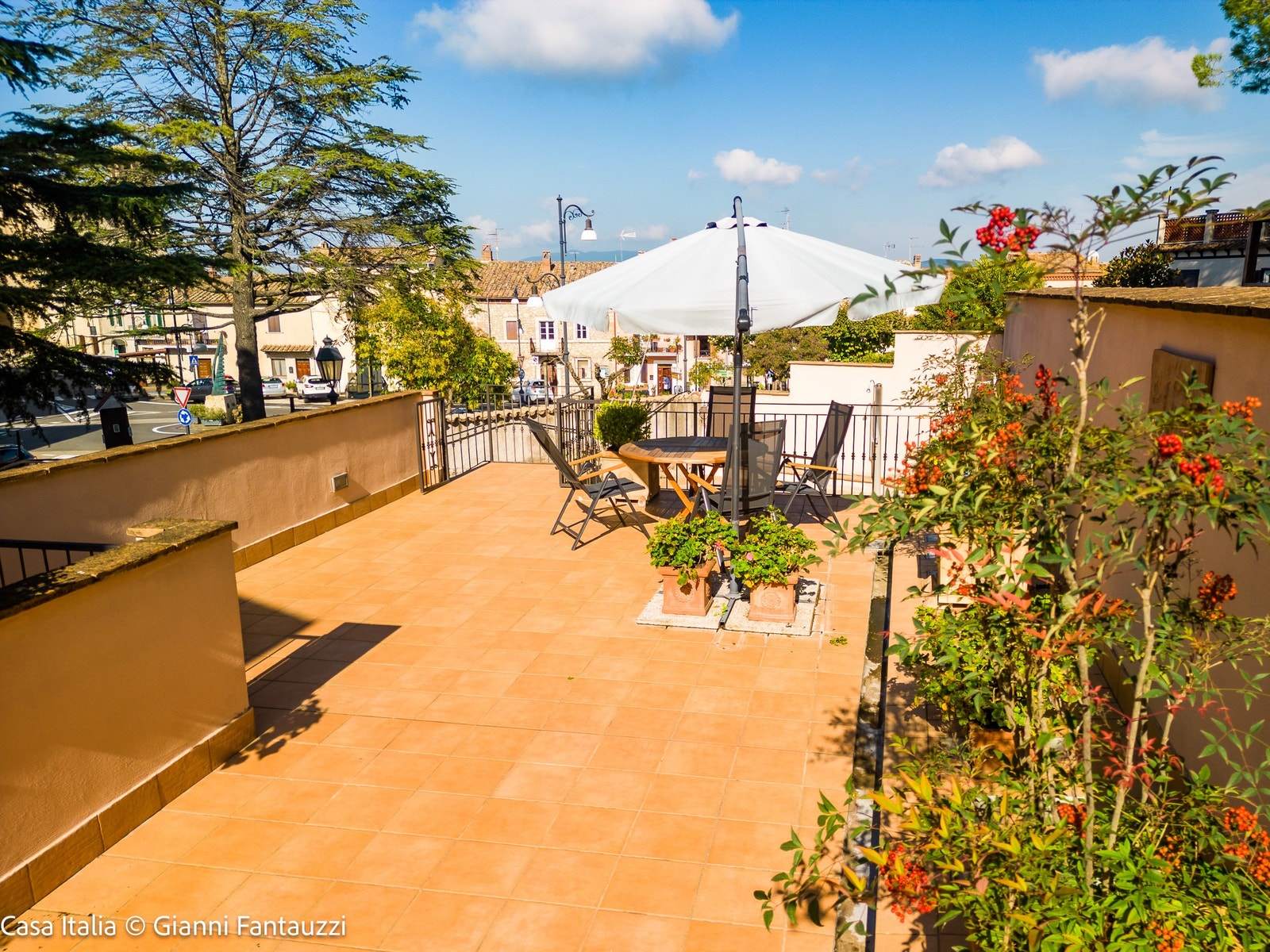 Fellesområdet er utstyrt med hagemøbler og beplantning. Galleribilde
