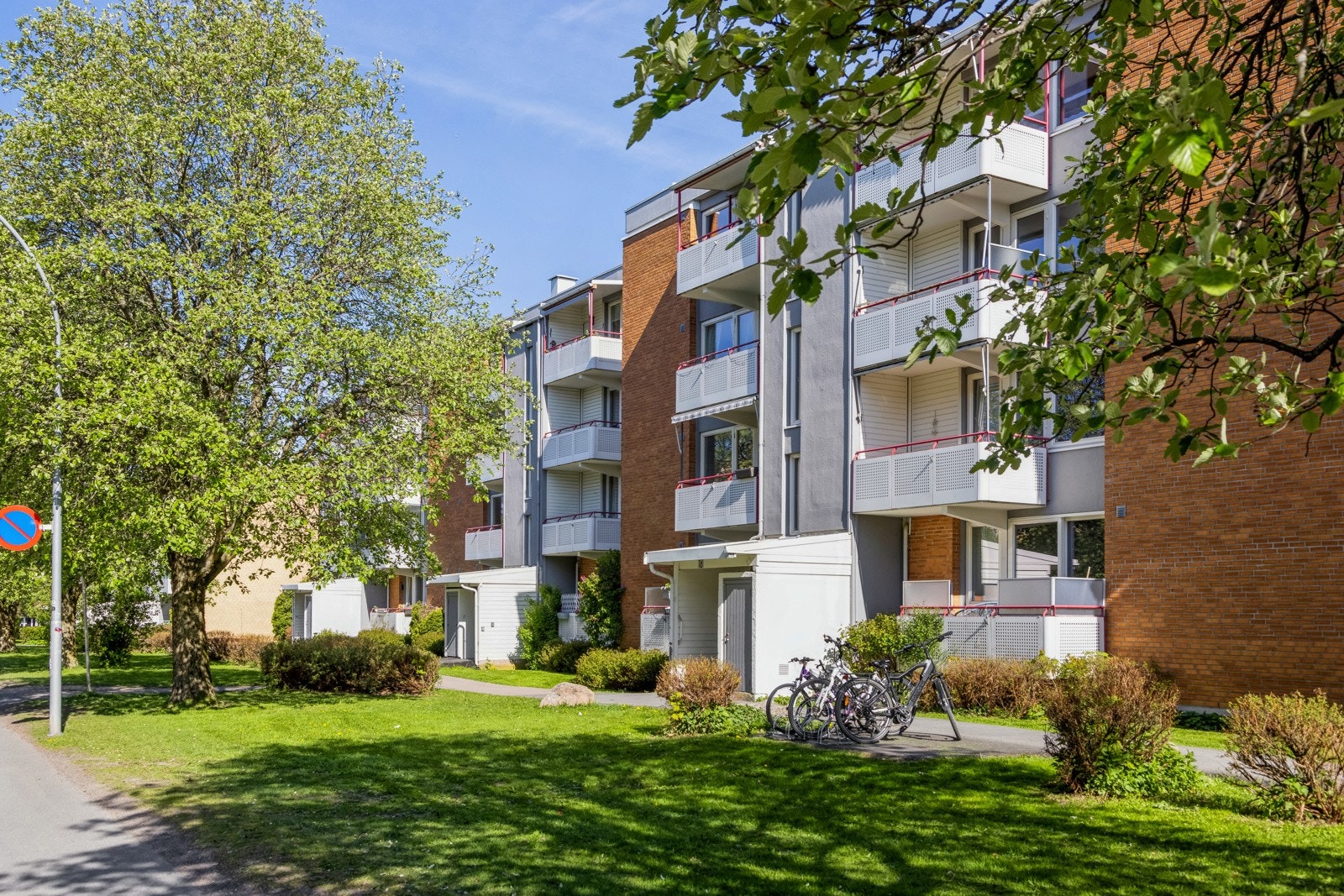 Velkommen til 3-roms i toppetasje med god planløsning og gode solforhold. Galleribilde