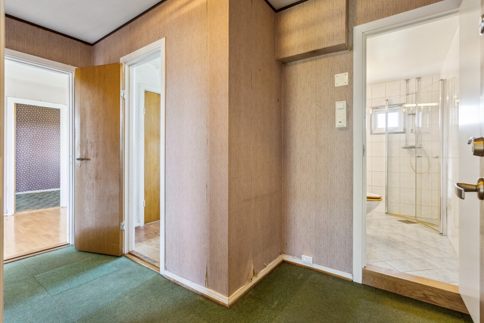 Entré med dørcalling ned åpner. Brann- og lydklassifisert entredør. Galleribilde