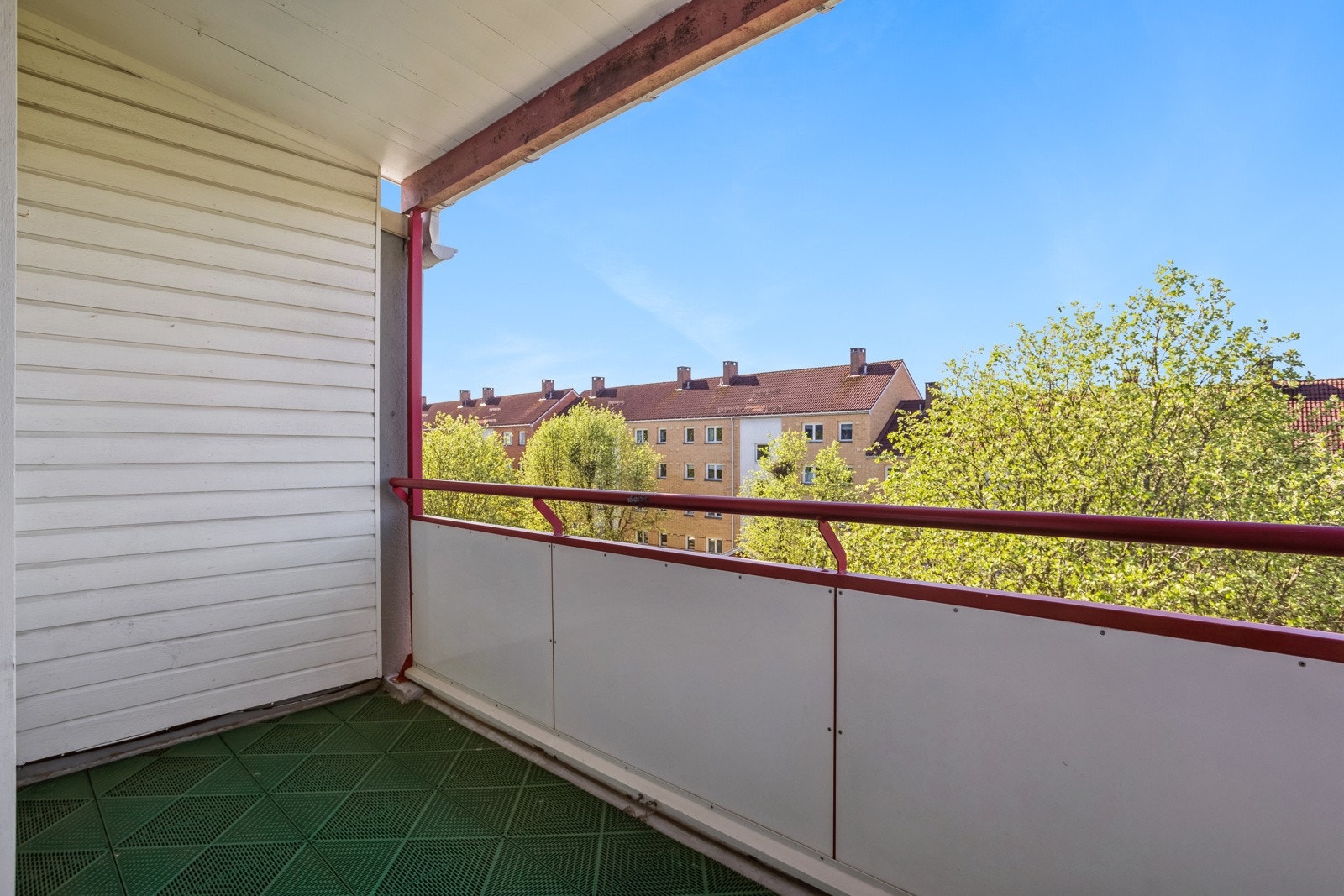 Overbygd og skjermet balkong med plass til utemøbler, planter mm. Galleribilde