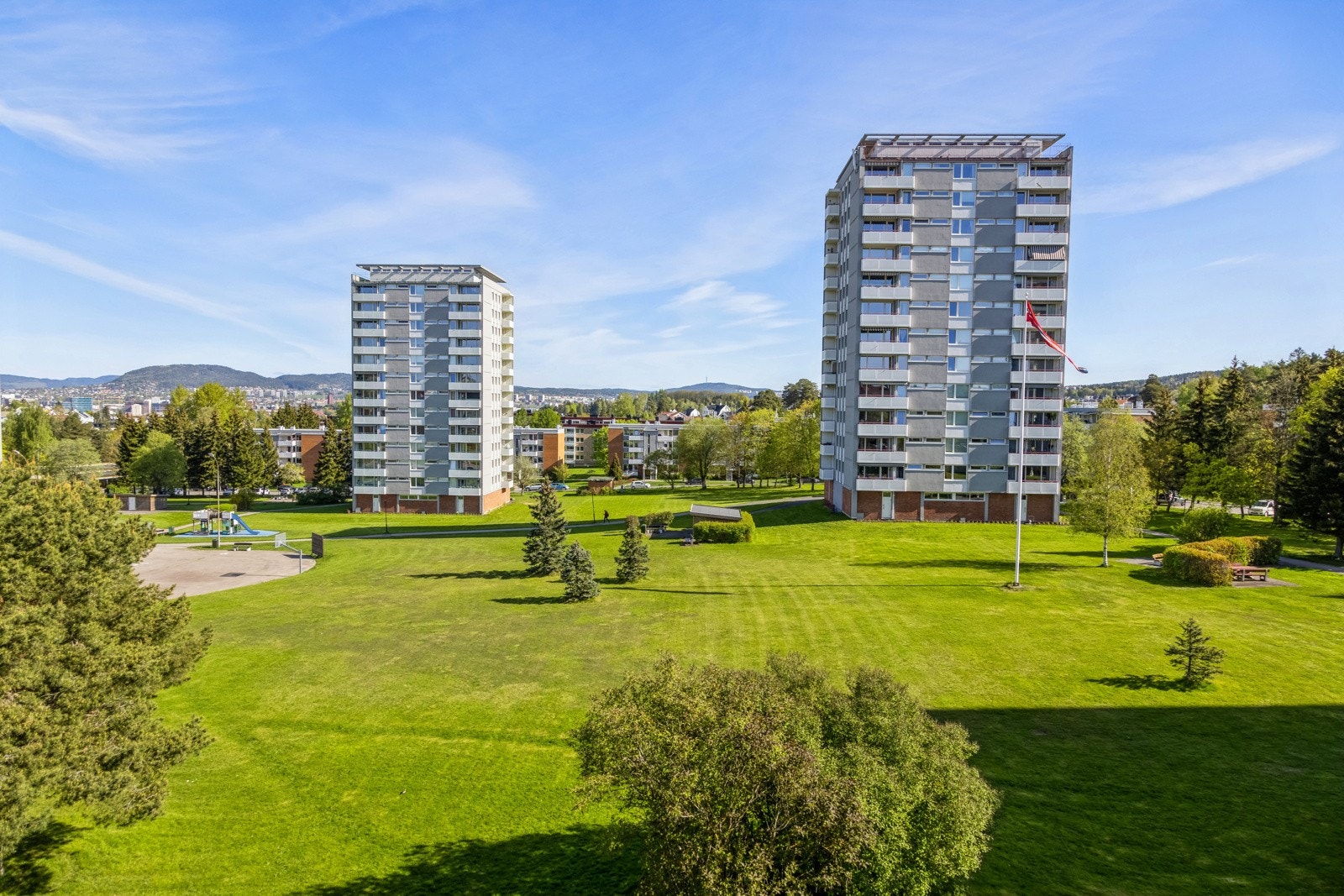 Fin utsikt fra spisestuevindu mot flotte grøntarelaer i borettslaget. Galleribilde