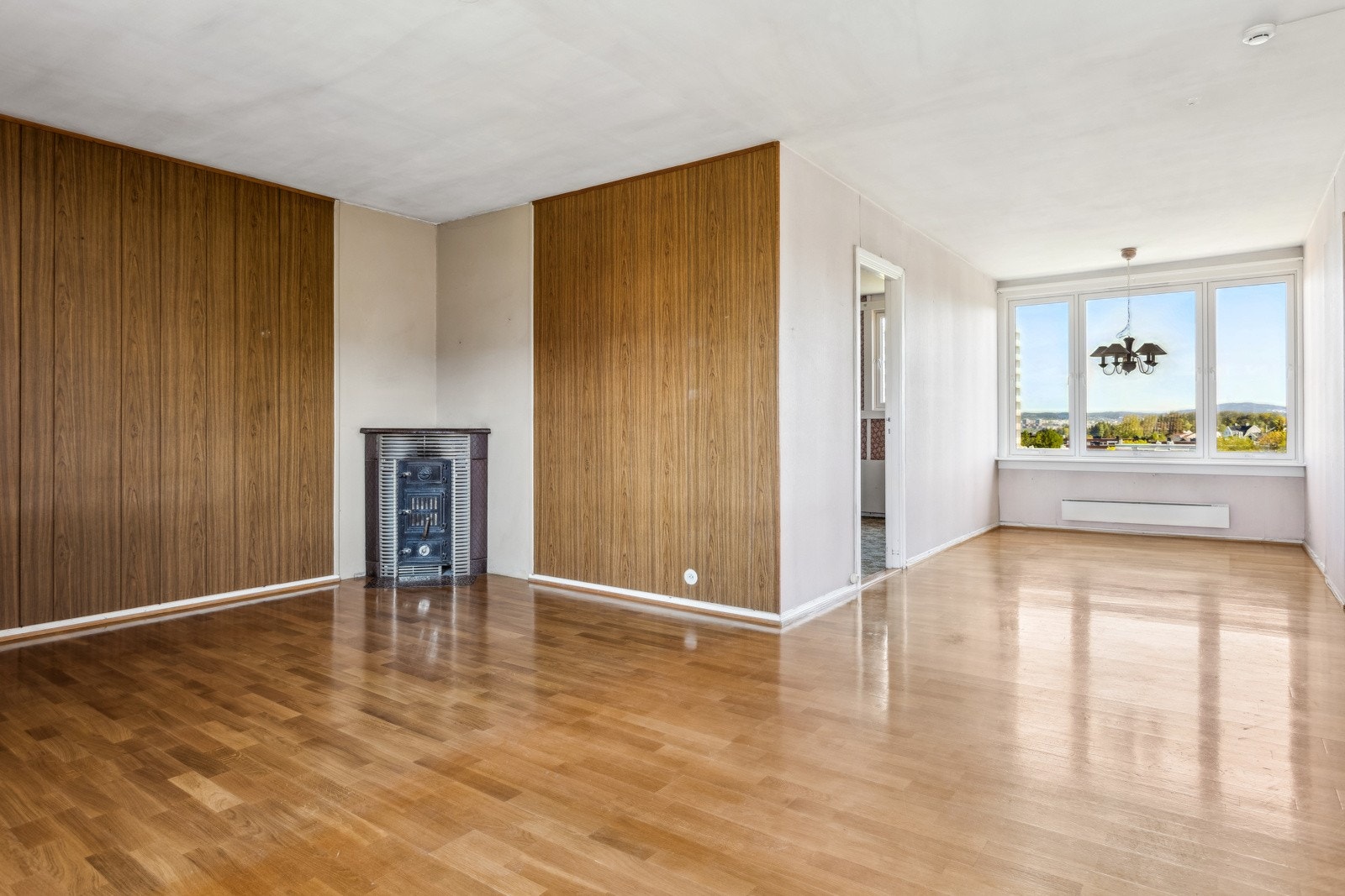 Lys og gjennomgående leilighet med ildsted. Galleribilde