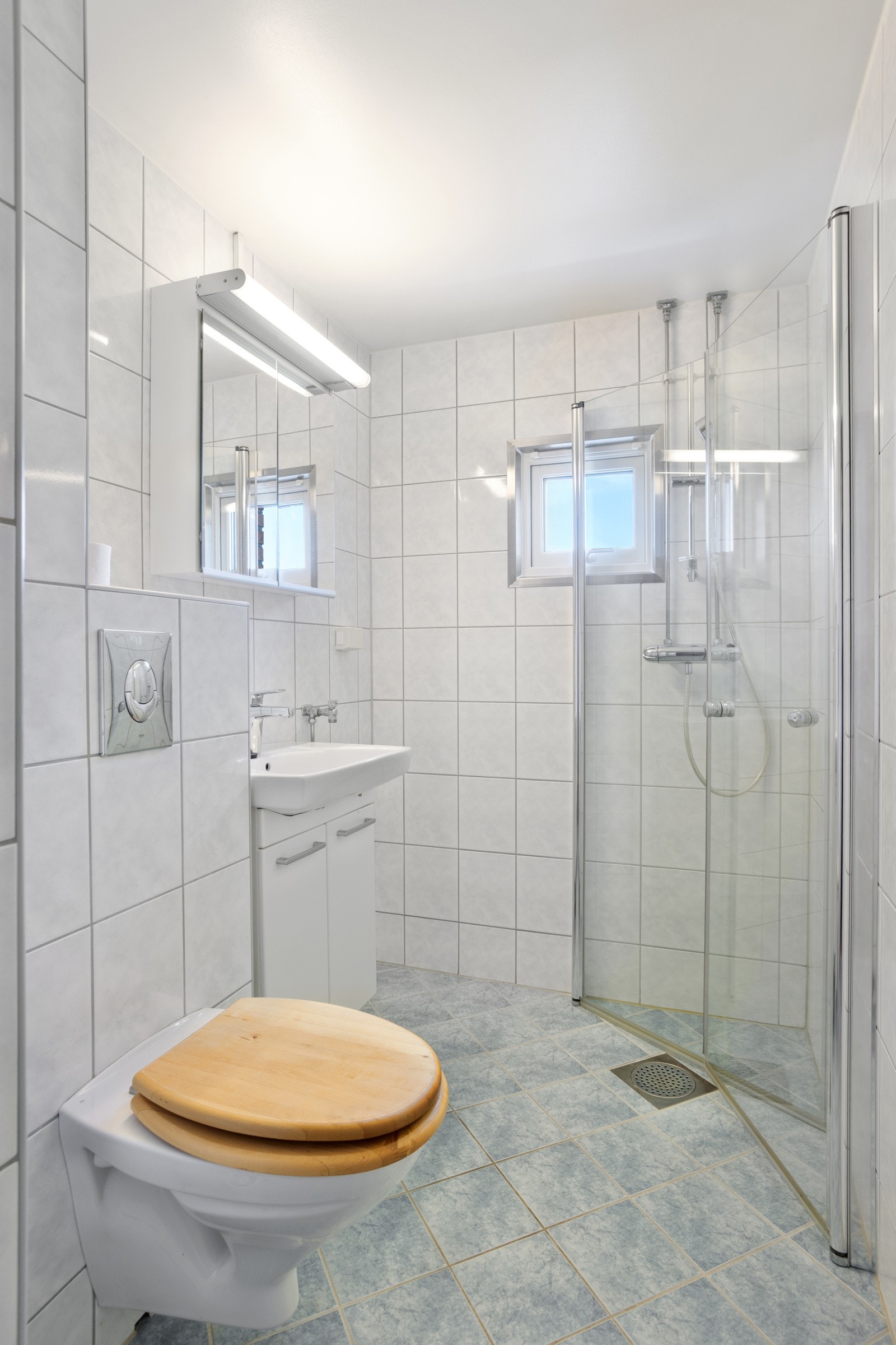 Flislagt baderom med fra 2011 som er pusset opp i regi av borettslaget. Galleribilde