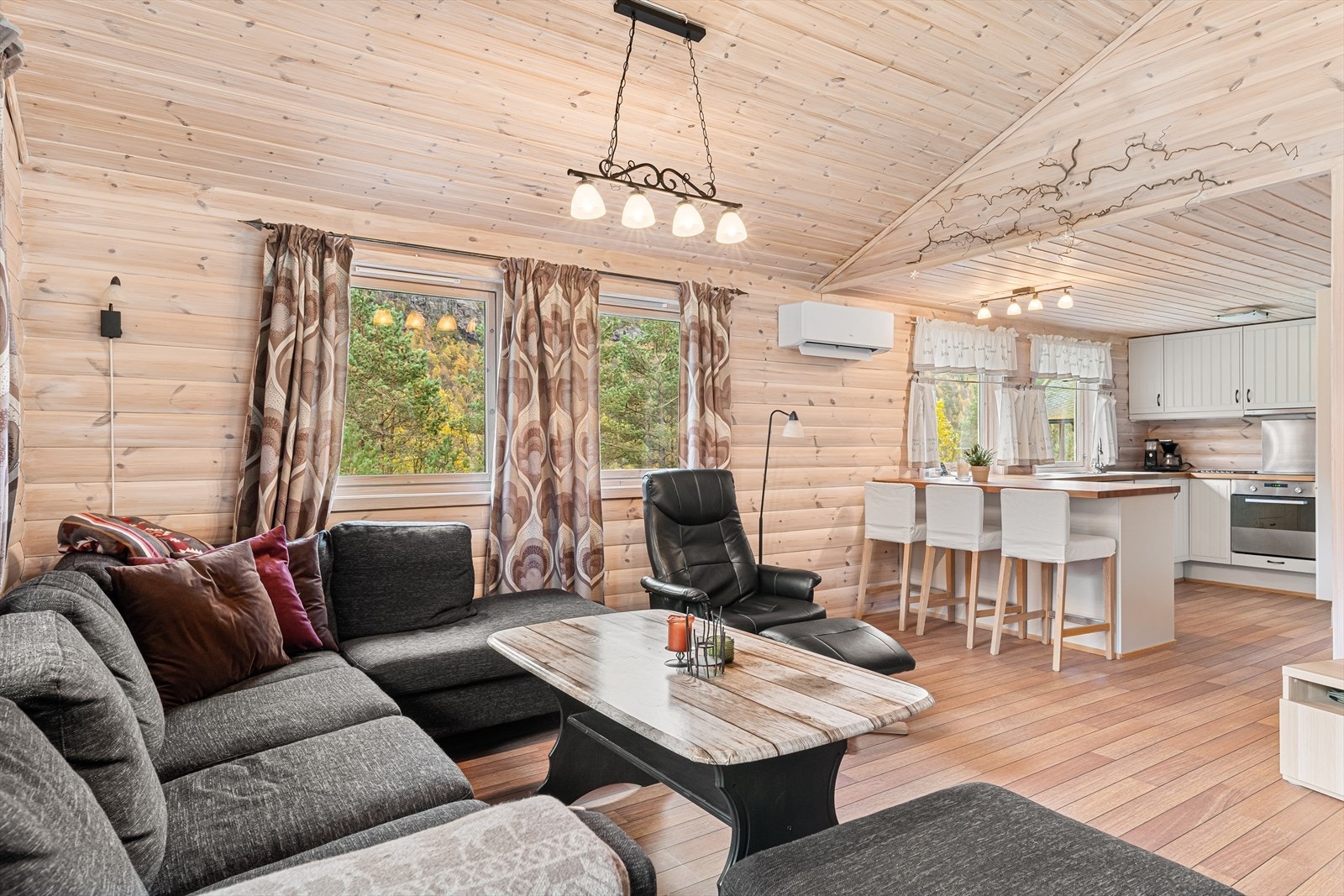 Stue hvor man har plass til både spisebord og sofagruppe, en perfekt plass til å nyte gode stunder med familie og venner. Galleribilde