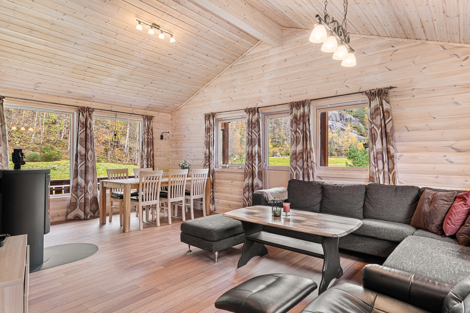 Stue hvor man har plass til både spisebord og sofagruppe, en perfekt plass til å nyte gode stunder med familie og venner. Galleribilde