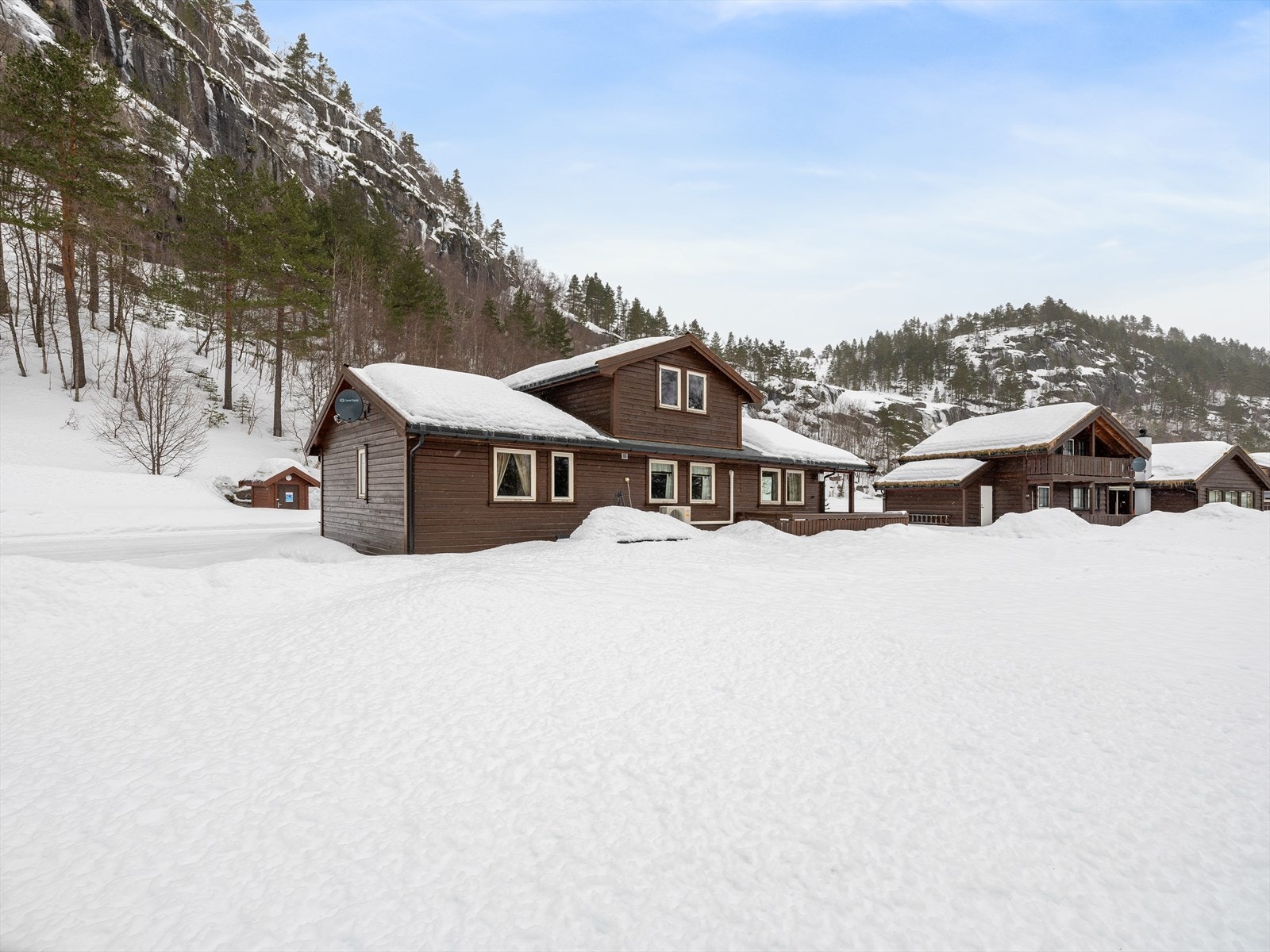 En flott, innholdsrik og trivelig hytte beliggende i naturskjønne omgivelser i Lilandsdalen. Galleribilde