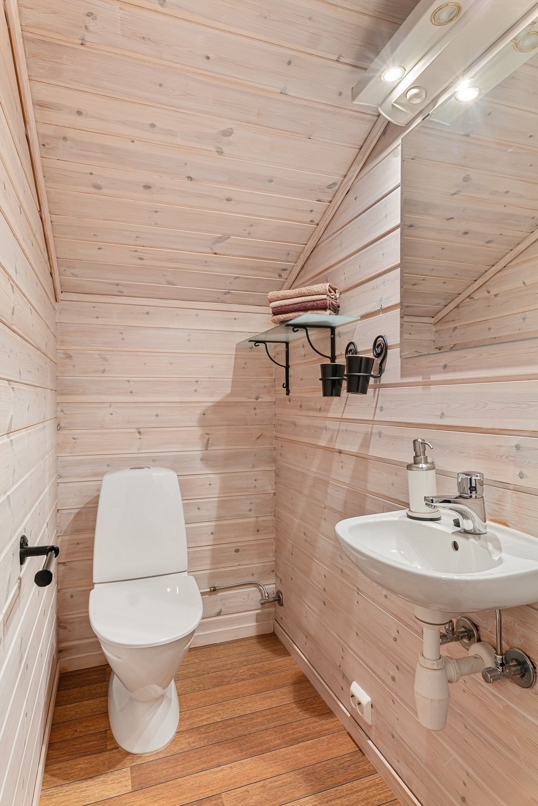 Til slutt har man i denne etasje også et toalettrom som kan sies å være svært praktisk. Galleribilde