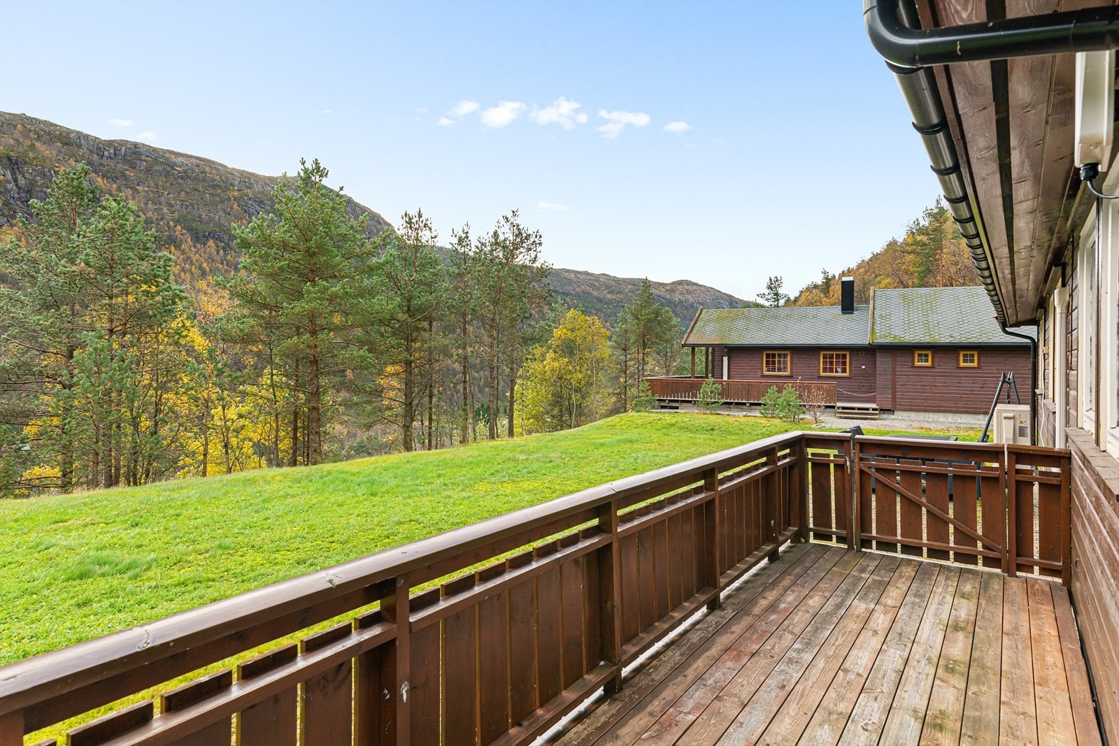 Fra stuen tar man seg ut til hyttens uteområde som er opparbeidet med gress, grus og en stor terrasse. Galleribilde
