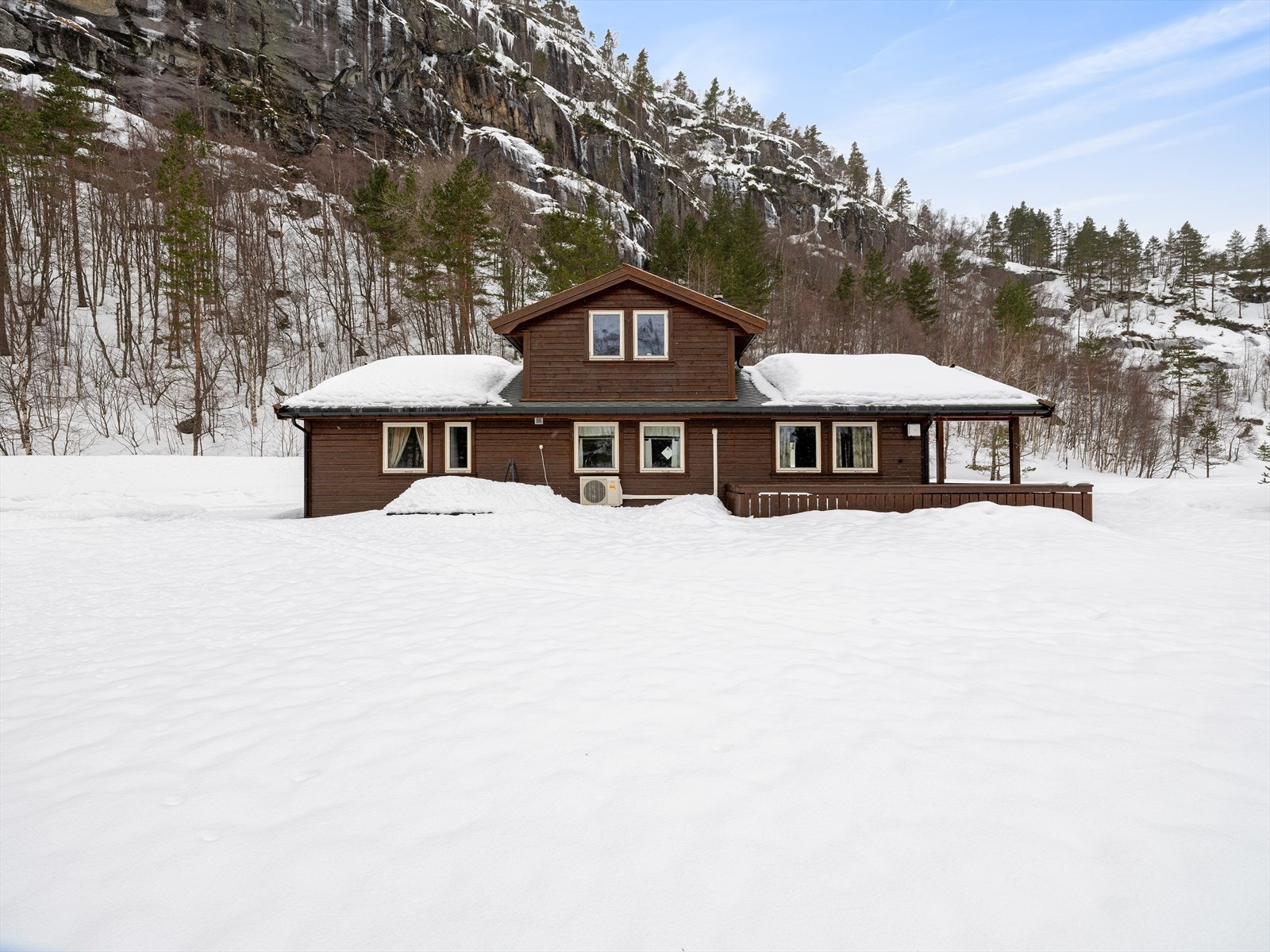 Feltet ligger i et snørikt område med lett adkomst til flott høyfjellsområde. Galleribilde