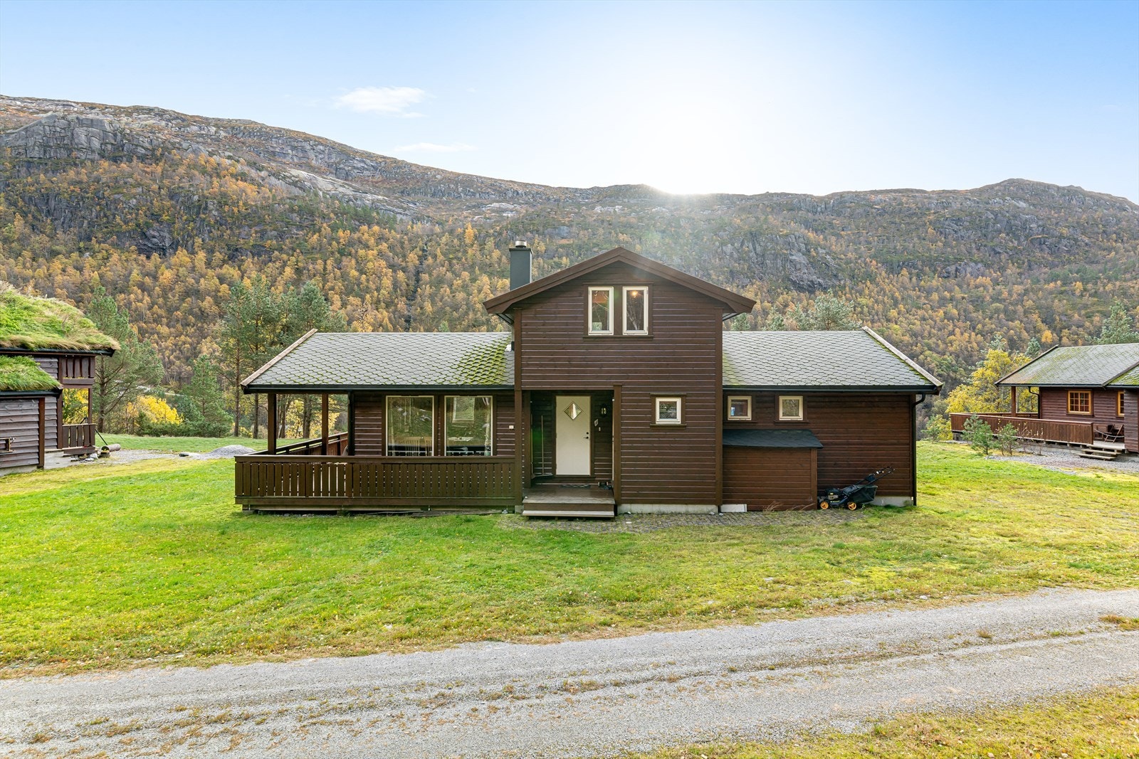 En flott, innholdsrik og trivelig hytte beliggende i naturskjønne omgivelser i Lilandsdalen. Galleribilde