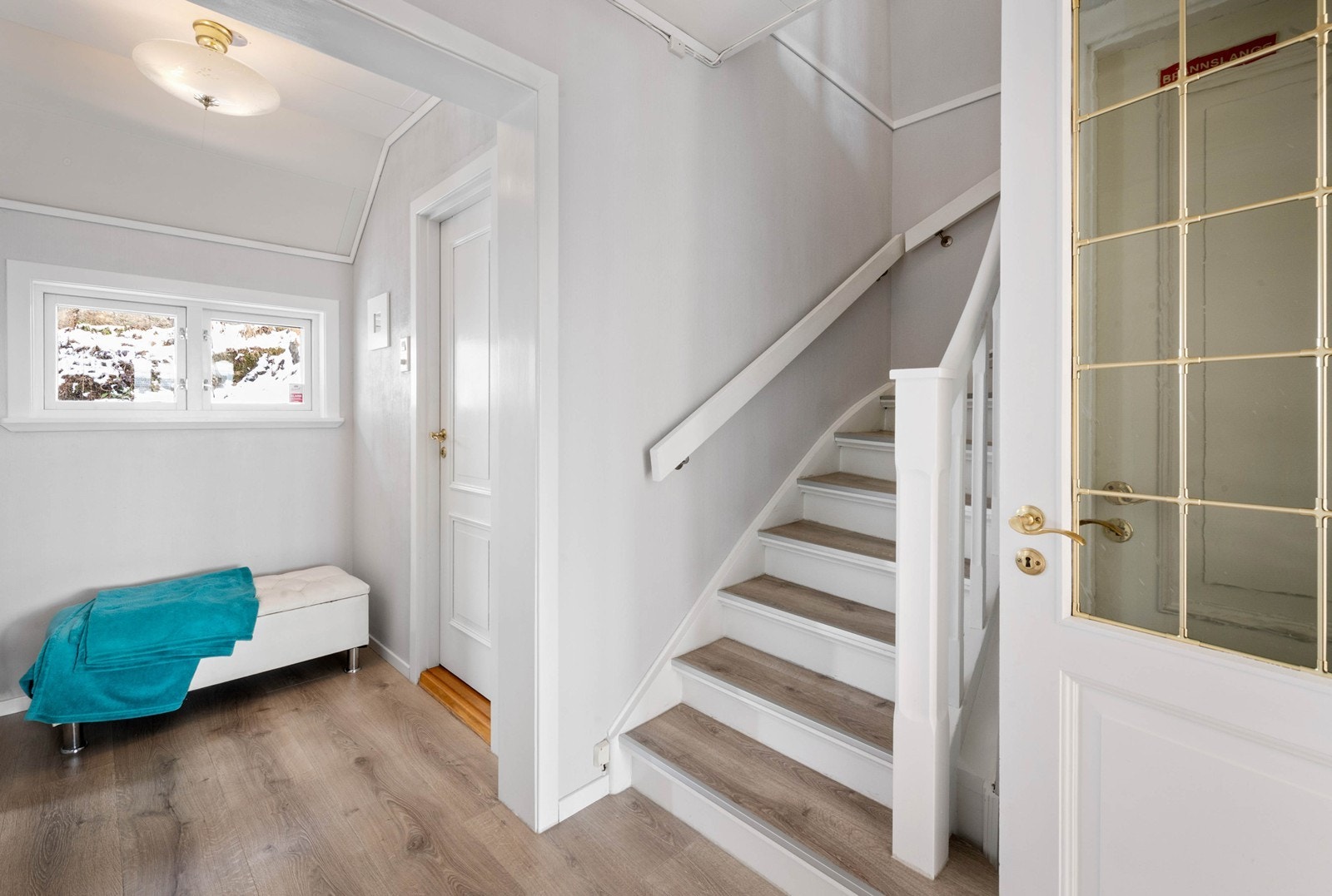 Boligen går over 3 plan - Kjeller - 1.etg og 2.etg Galleribilde