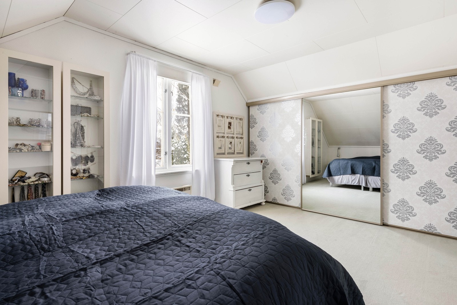 God plass til større garderobeinnredning på hovedsoverom Galleribilde