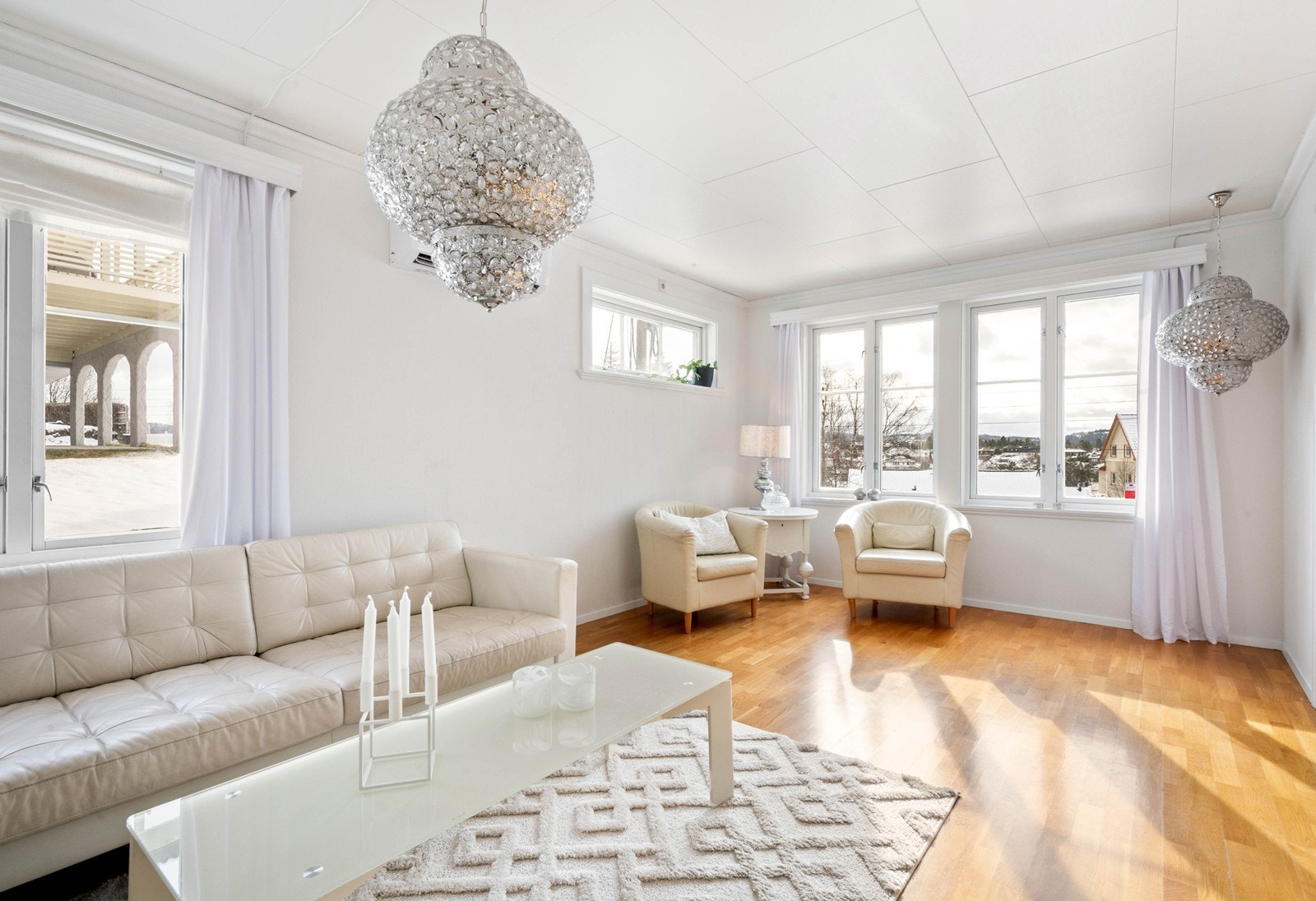 Store vindusflater i stuene gjør rommene lyse og hyggelig Galleribilde