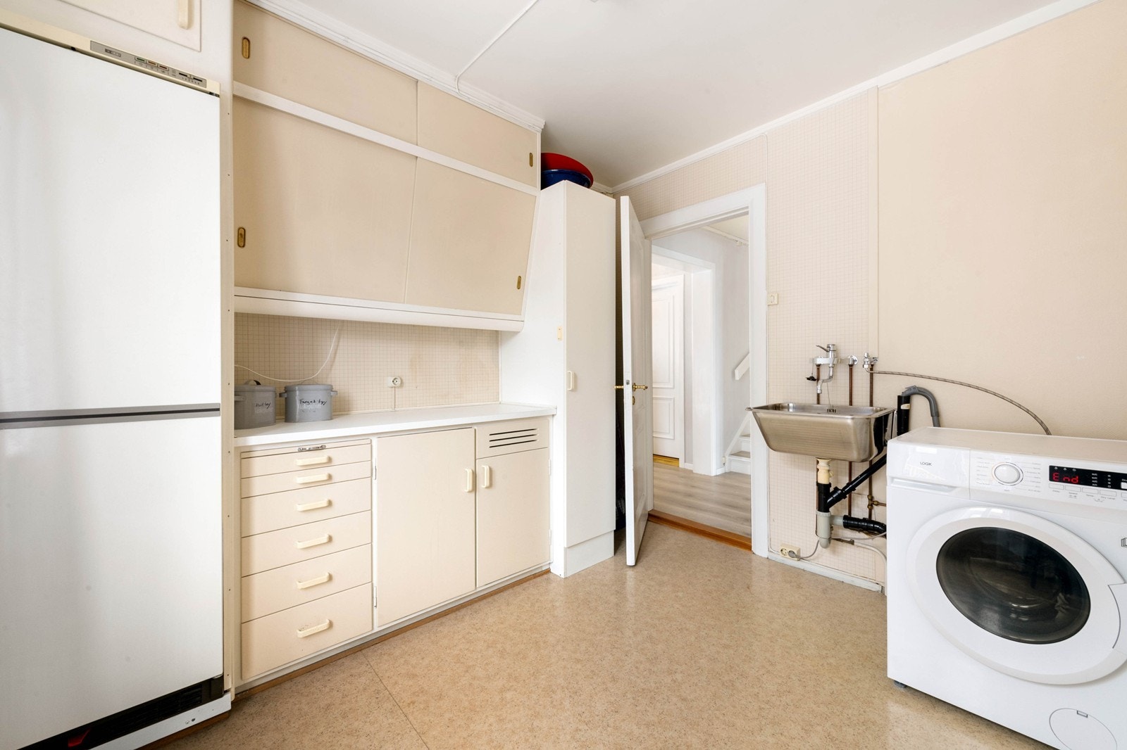 Grov kjøkken med opplegg for vaskemaskin Galleribilde