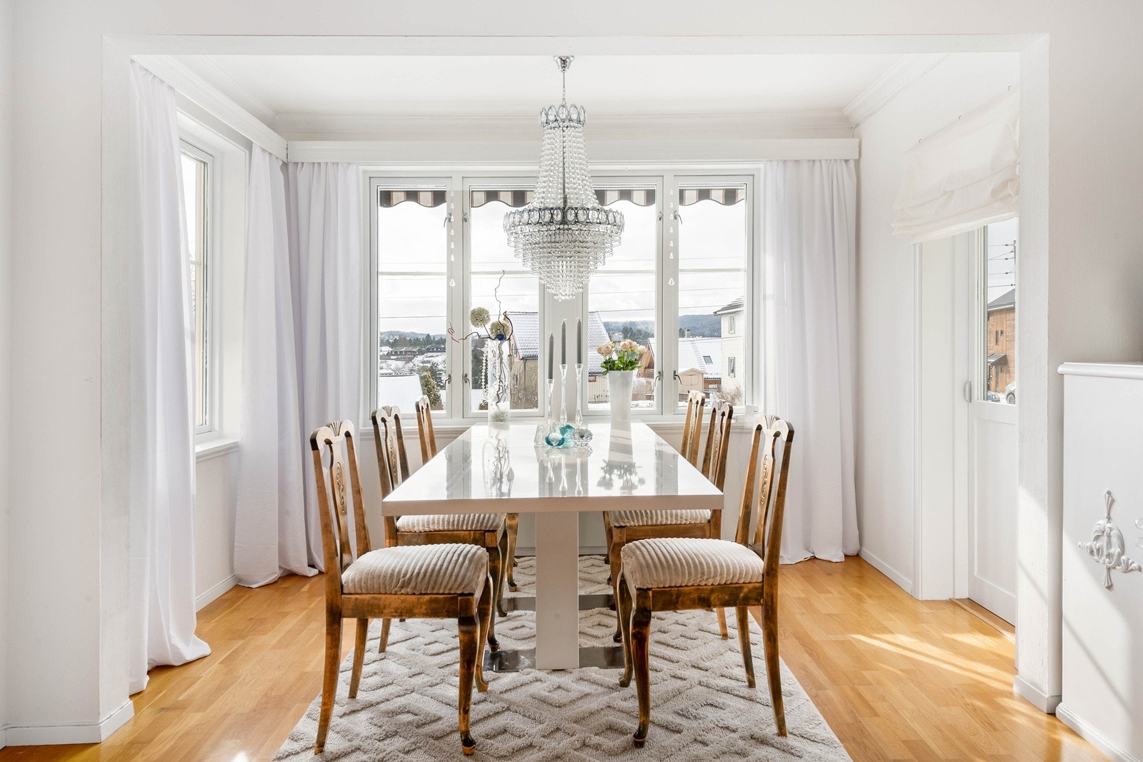 Flott spisestue med med klassisk innredning Galleribilde