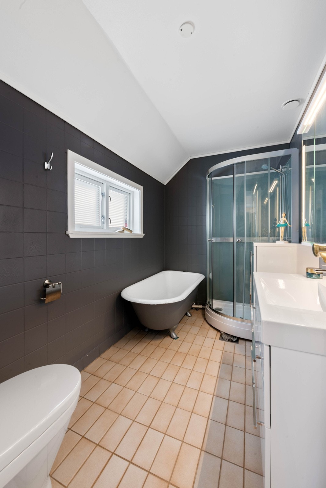 Bad i 1. etasje med både badekar og dusj Galleribilde