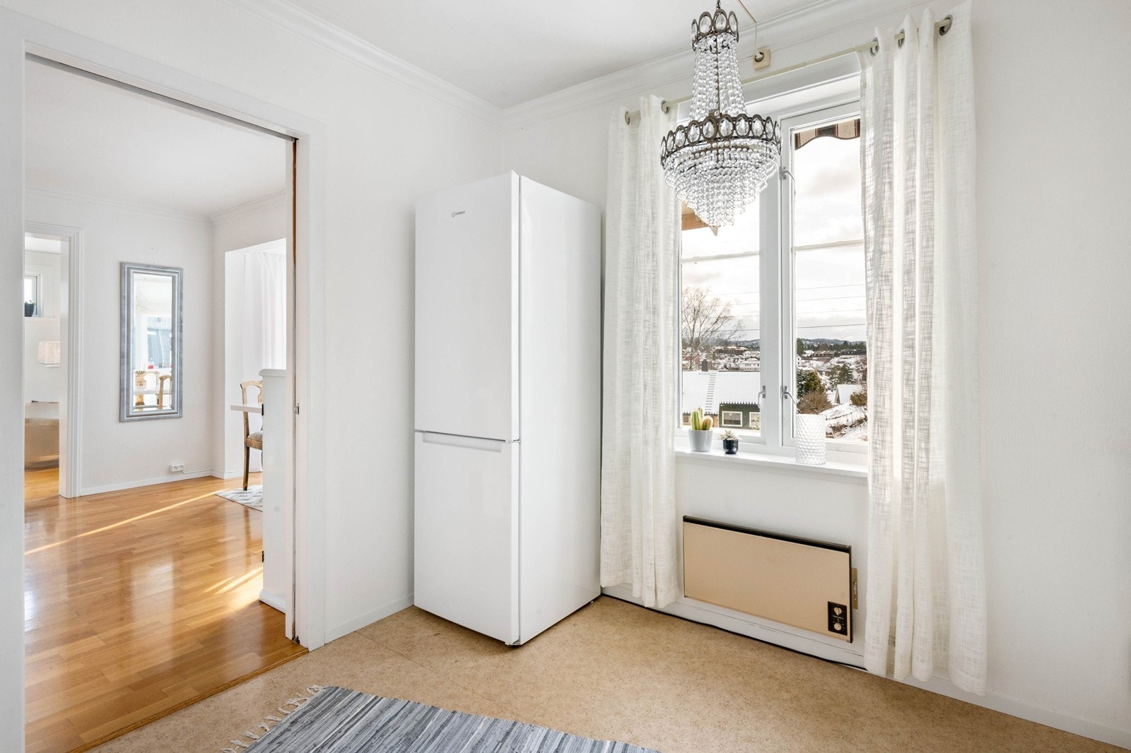 Kjøkken og grovkjøkken gir mye lagring- og benkeplass Galleribilde