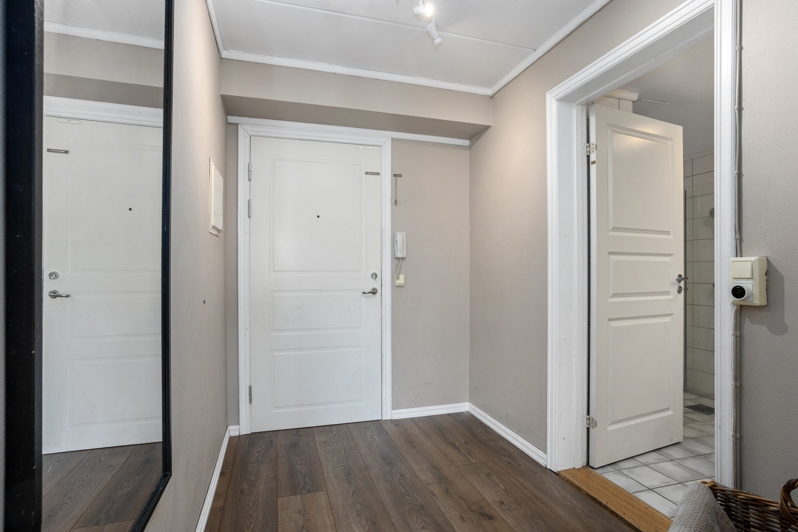 Romslig entré med mulighet for oppheng til jakker evt mindre garderobe. Galleribilde