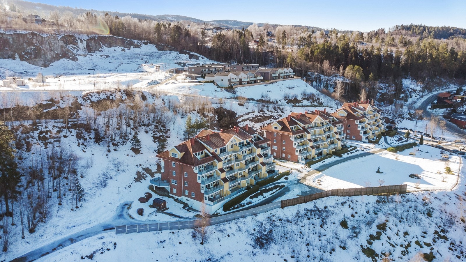 Leiligheten ligger plasssert med kort avstand til Mjøndalen sentrum. Galleribilde