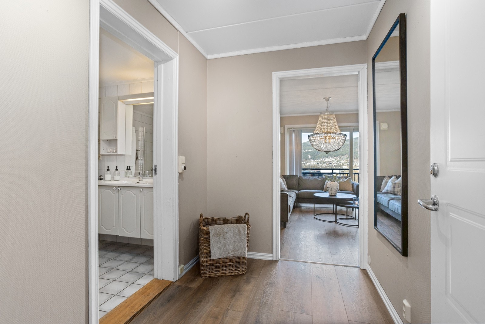 Entré med adkomst til bad og stue Galleribilde