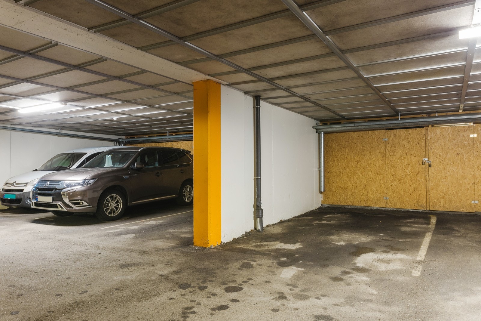 Parkeringsplass i garasjekjeller. Galleribilde