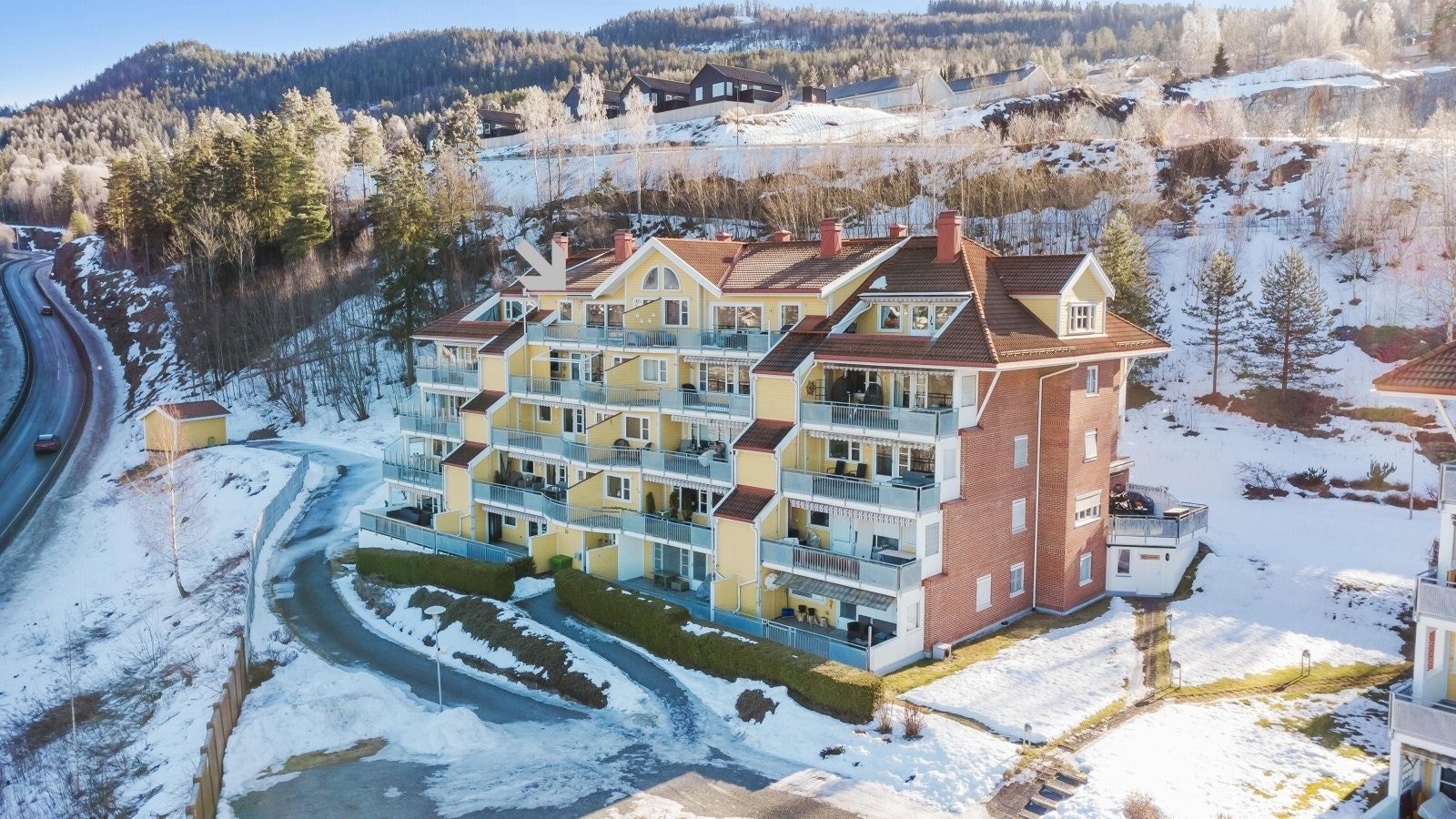 Leiligheten har en fin internbeliggenhet og befinner seg i byggets 5. etasje. Det er heisadkomst til leilighetsplan Galleribilde