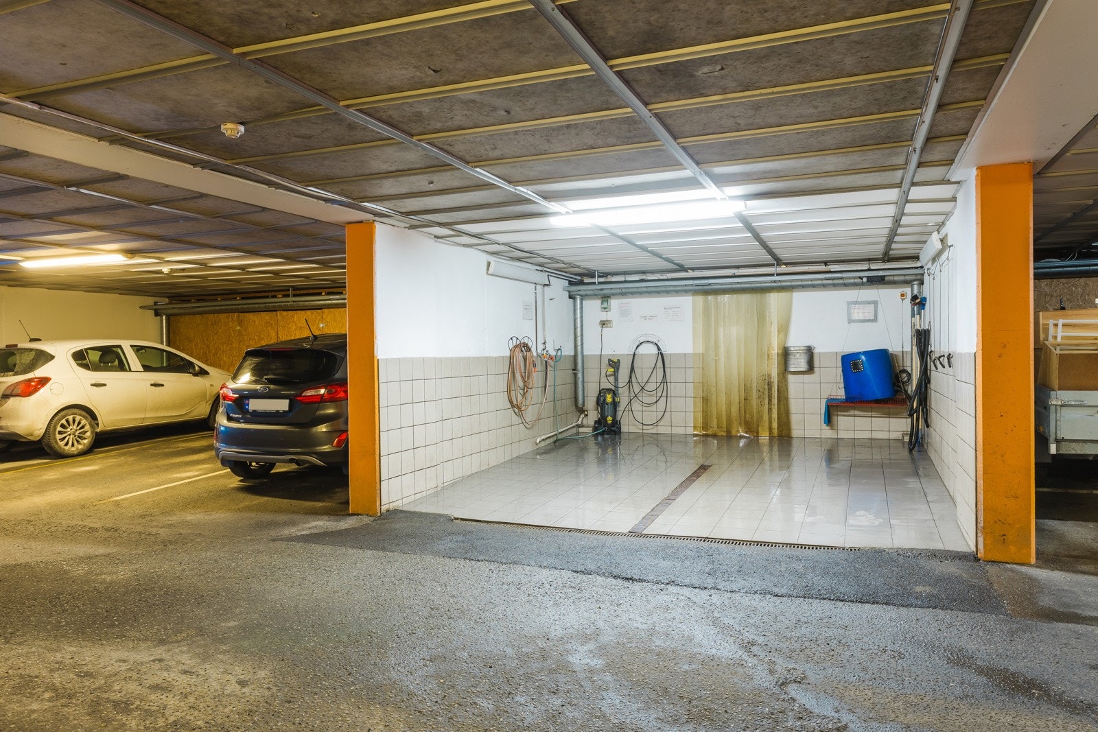 Praktisk vaskehall i garasje for beboerne i borettslaget. Galleribilde