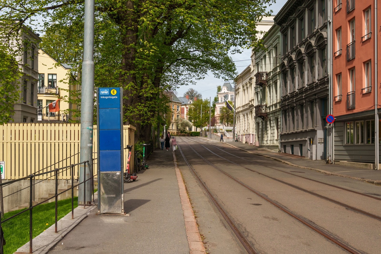 Inkognitogata Trikkestopp på fremsiden av bygget Galleribilde