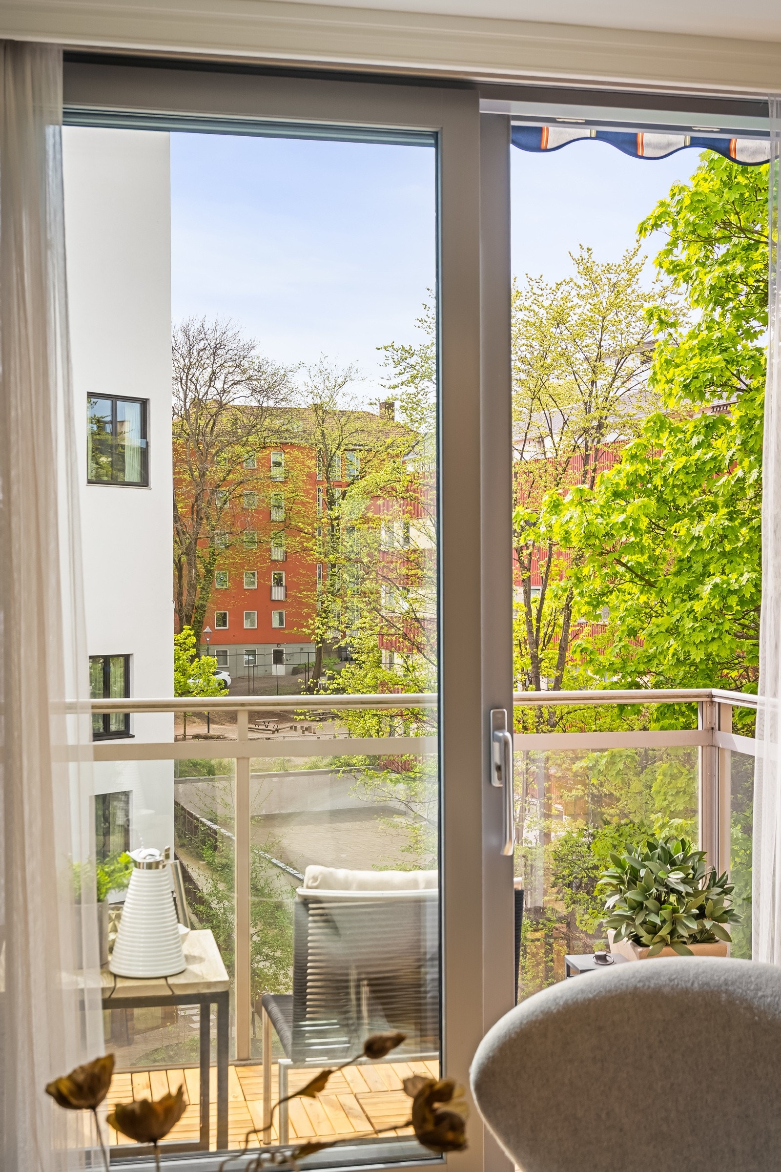 Utgang til balkong fra stuen Galleribilde