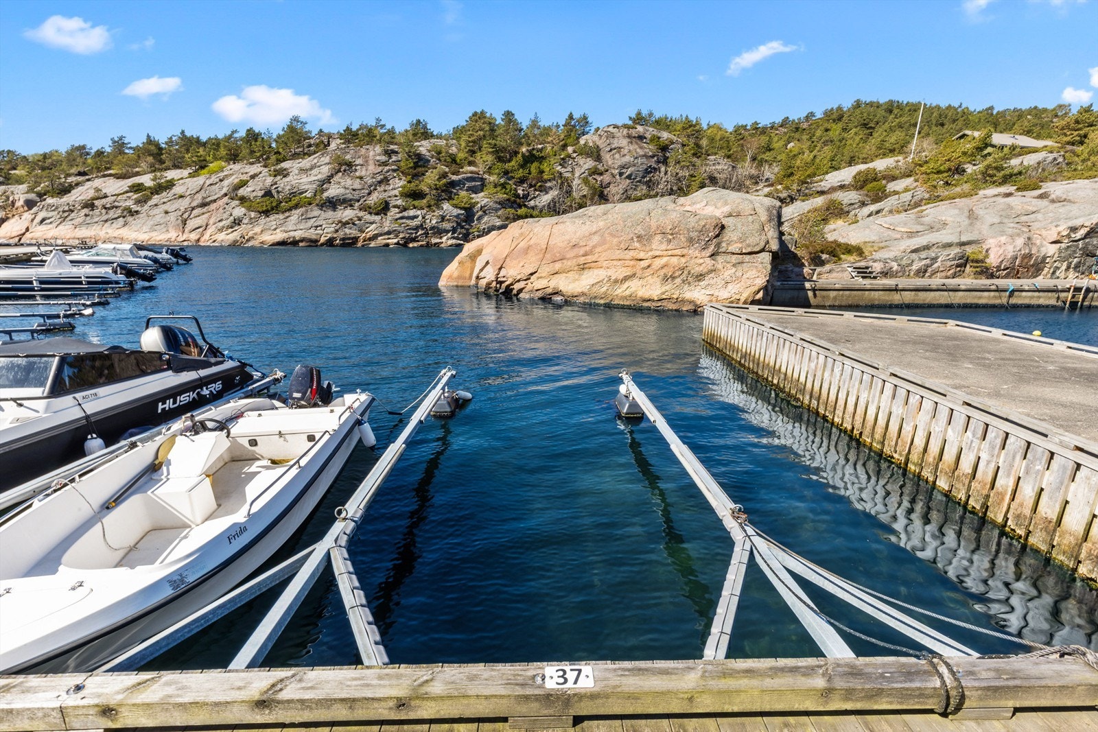 Båtplass nr 37 medfølger og er 2.75 meter(maks 25 fot) Galleribilde