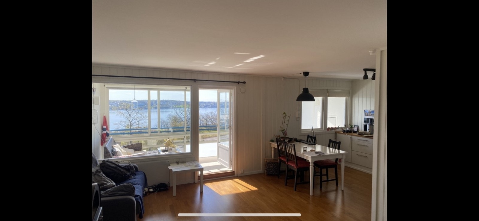 Stue/ kjøkken - godt lysinnslipp Galleribilde