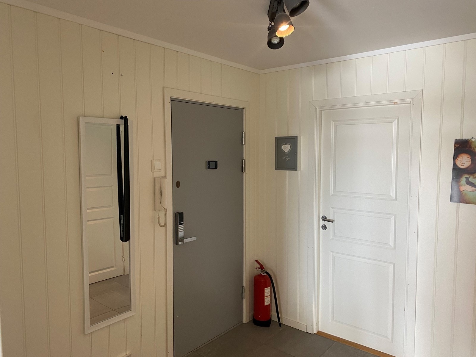 Entreen har god plass, og skyvedørsgarderobe for oppbevaring Galleribilde