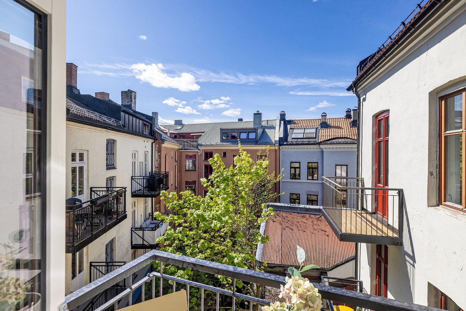 Vestvendt balkong mot stille og rolig bakgård. Galleribilde