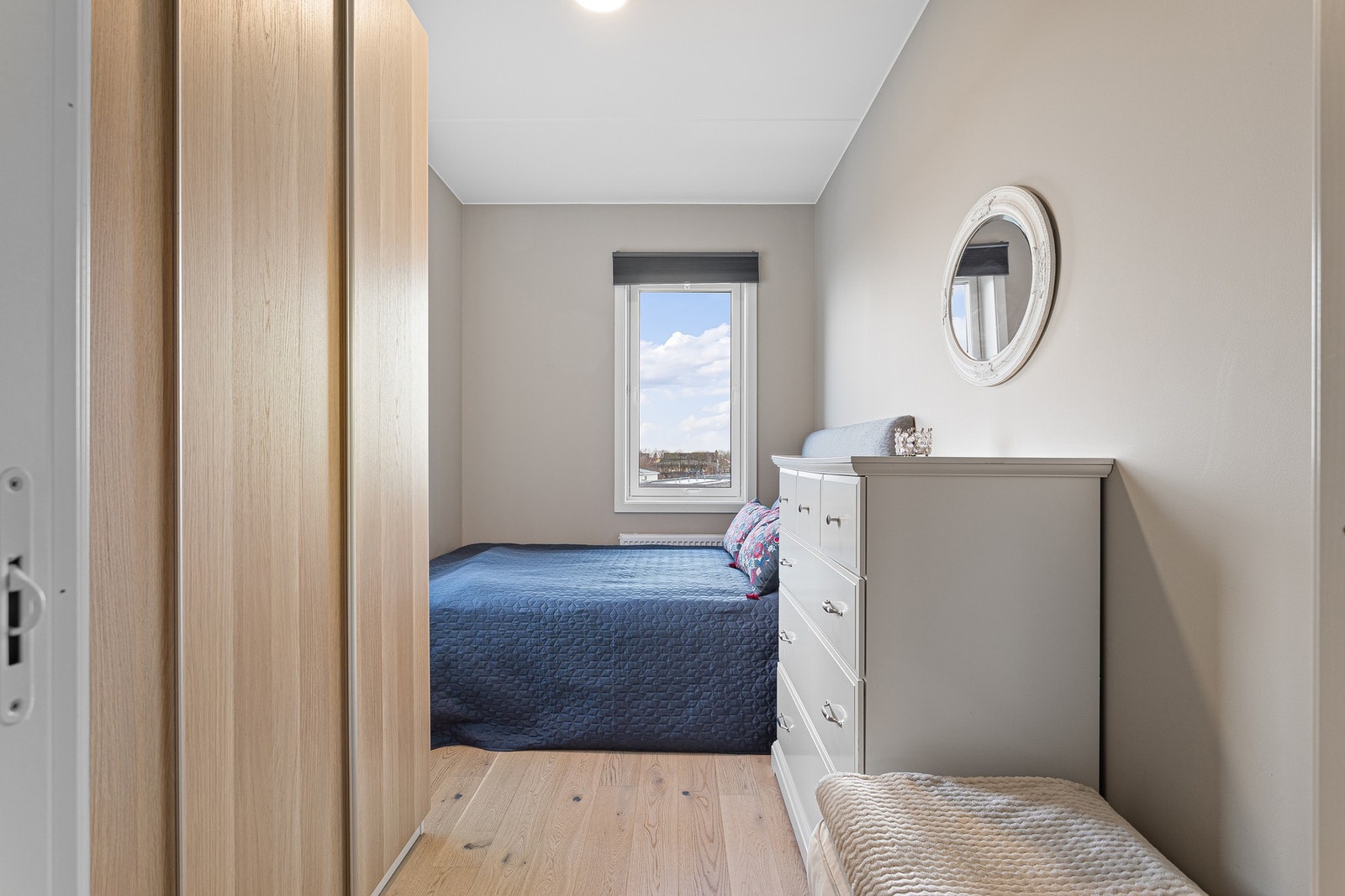 Soverom på 8 kvm, med plass til dobbeltseng og tilhørende møblement. Galleribilde