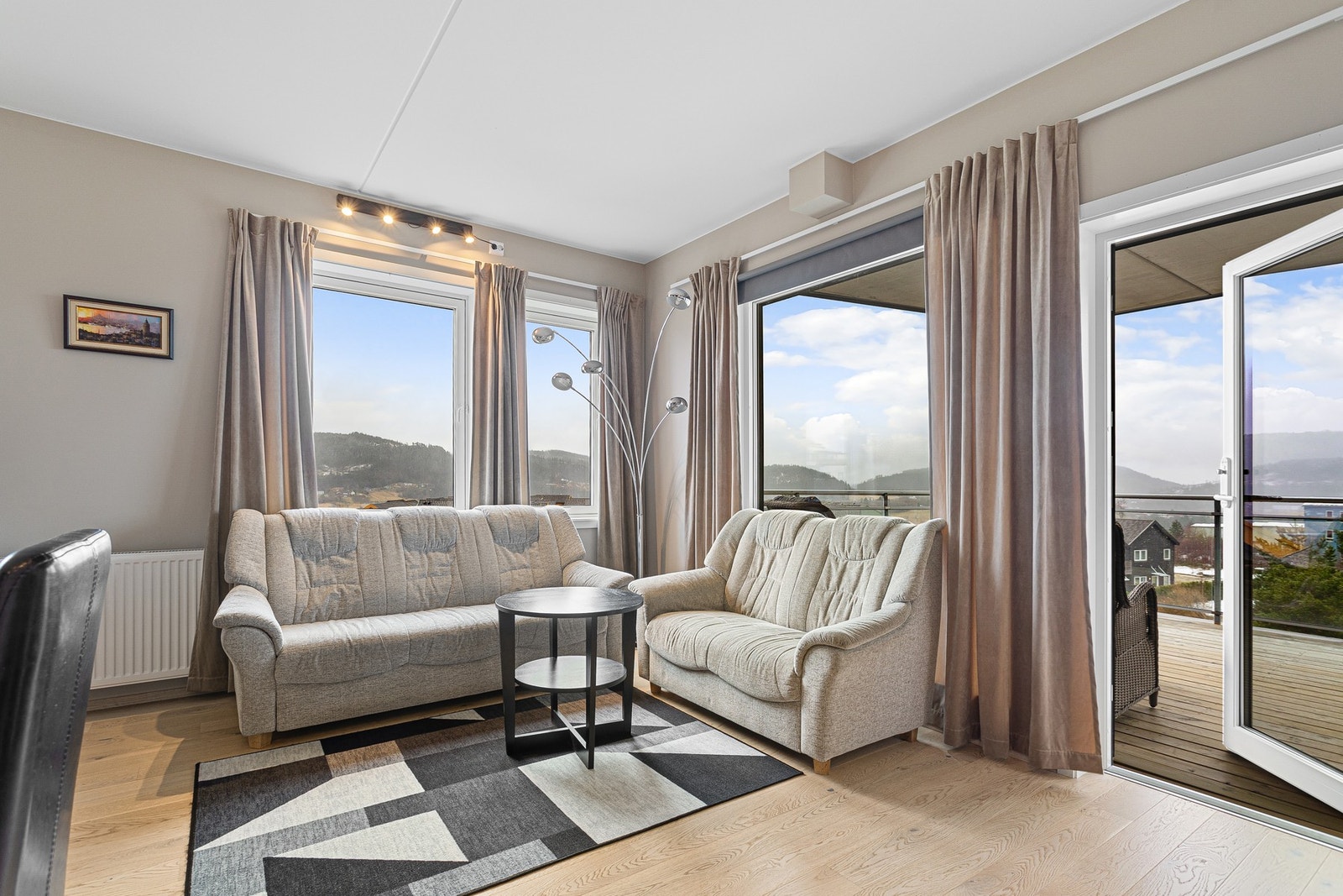 Stua er lys og fin med god plass til ønsket sofagruppe og tilhørende møblement. Galleribilde