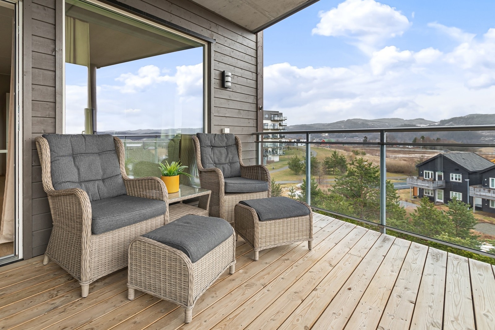 Fra stua er det utgang til boligens sydvendte balkong. Galleribilde