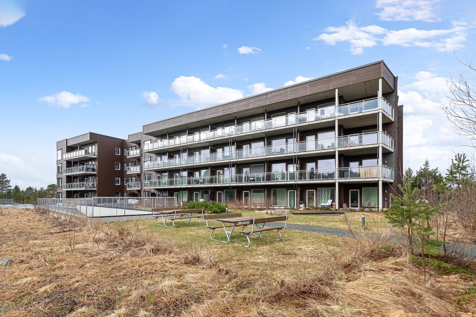 Bygget er fra 2021 og er fortsatt under den 5-årige nybygg garantien. Galleribilde