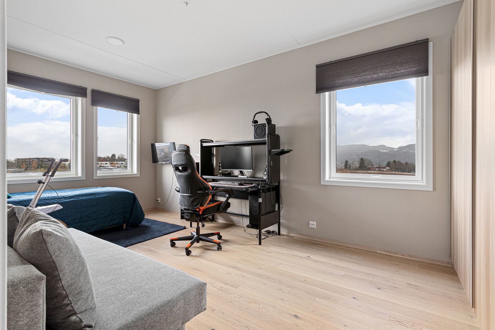 Soverom på 17 kvm, med plass til dobbeltseng og tilhørende møblement. Galleribilde