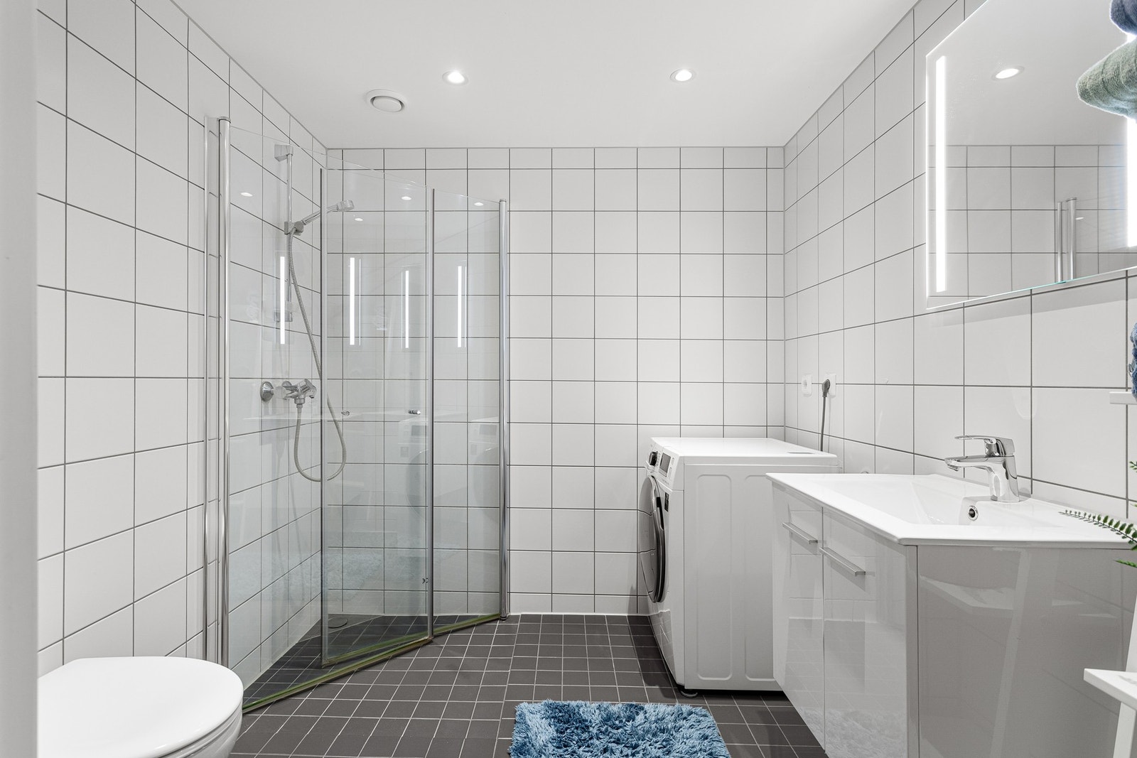 Stilrent kjøkken med integrerte hvitevarer og rikelig med skap- og benkeplass. Galleribilde