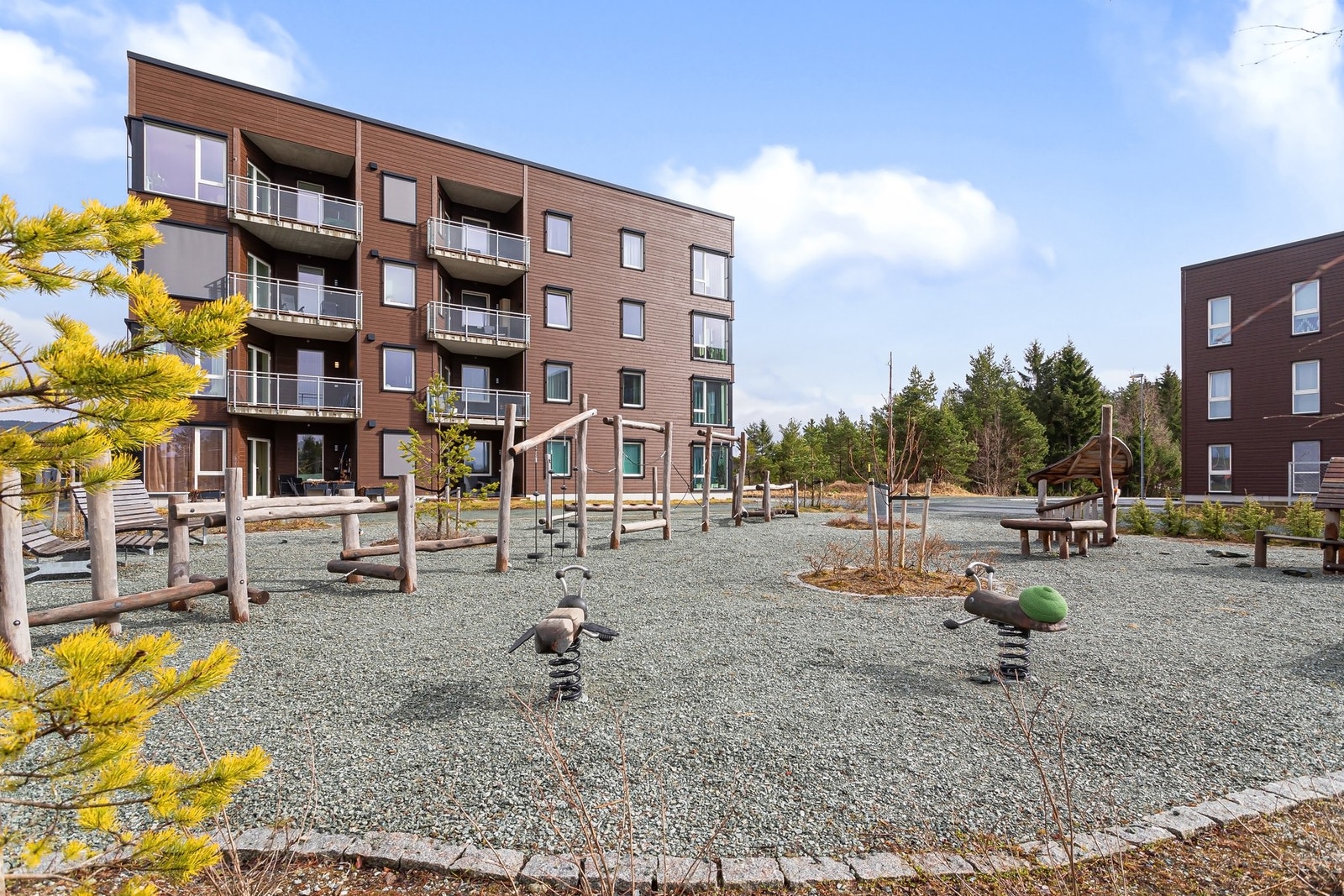 Leiligheten ligger i et nyetablert boområde med nærhet til Tillermarka og alt man måtte trenge i hverdagen. Galleribilde