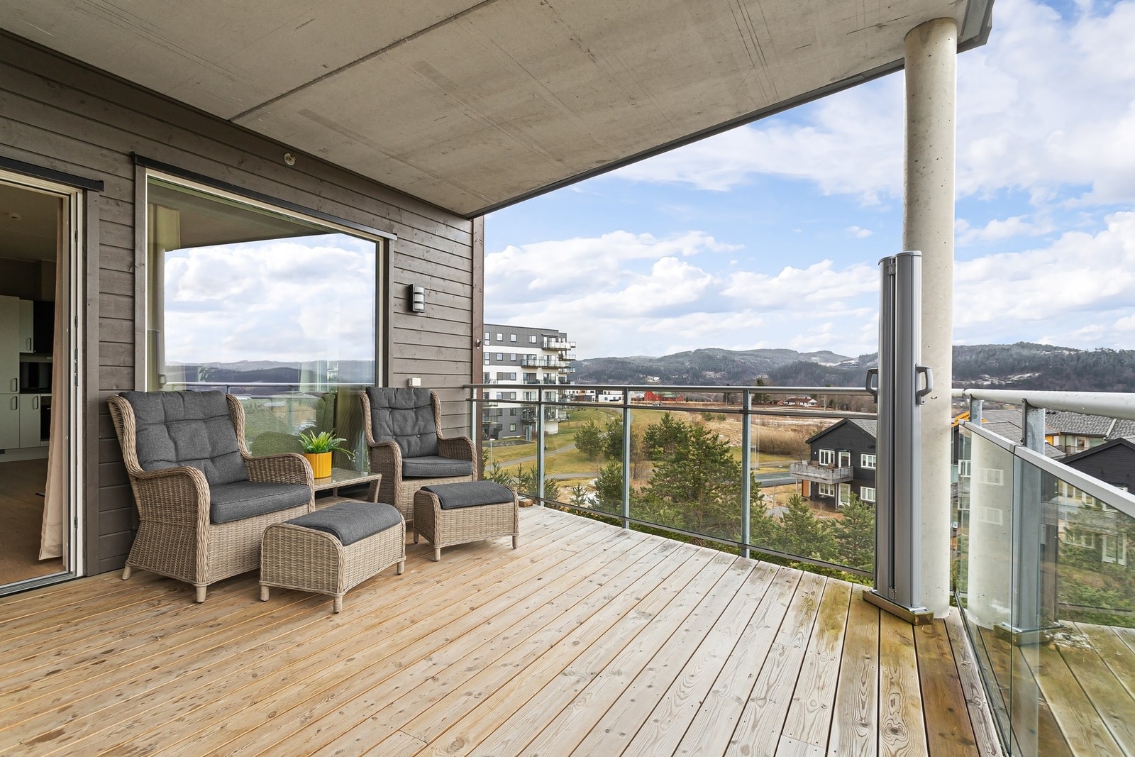 Balkongen måler 15 kvm, som gir god plass til ønsket utemøblement. Galleribilde