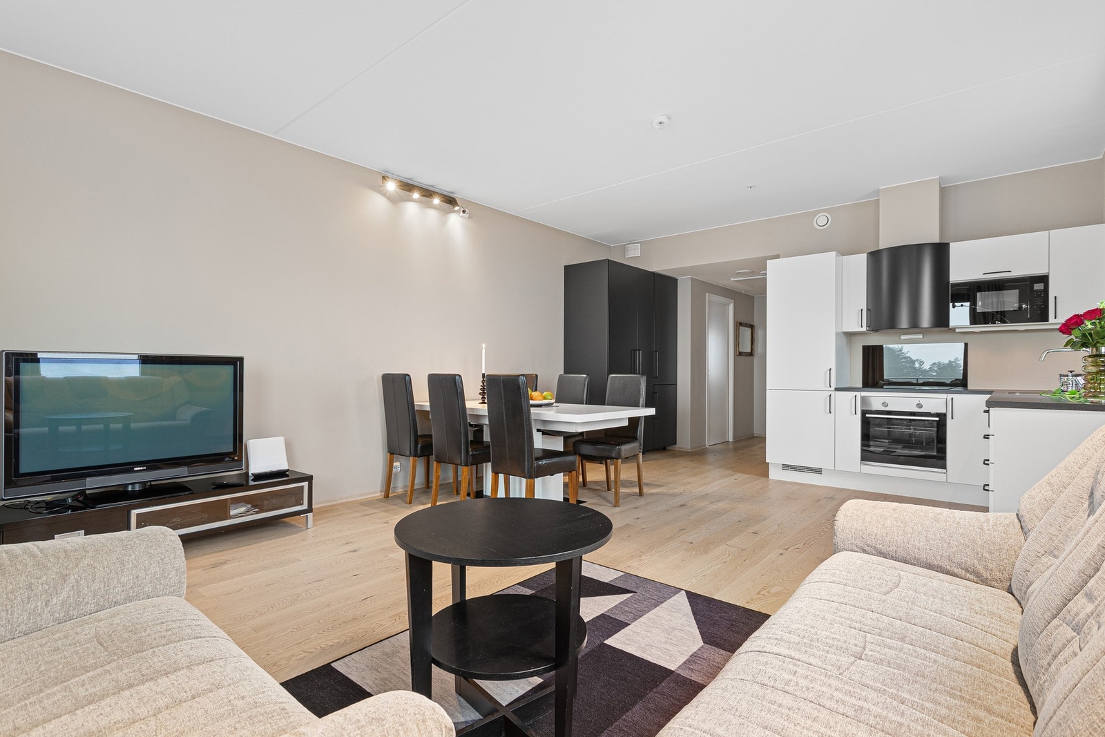 Det er åpen stue-/ kjøkkenløsning som gir leiligheten en luftig atmosfære som passer godt for sosiale sammenkomster. Galleribilde