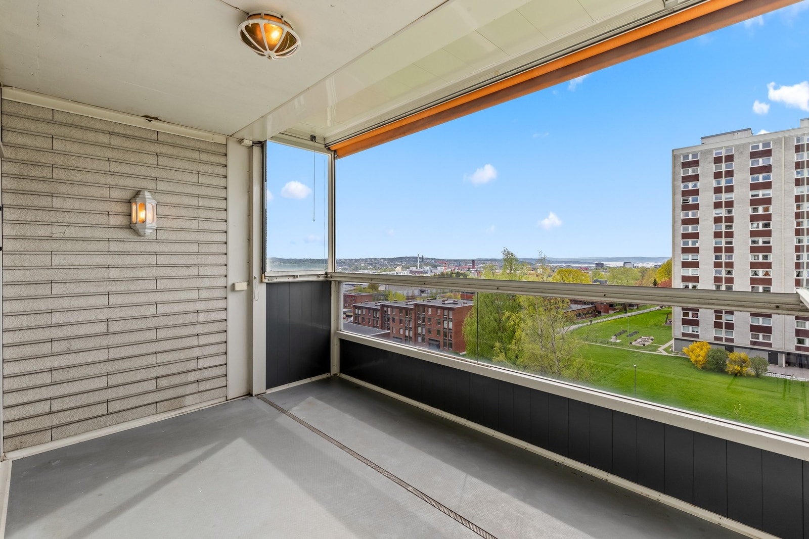 Utgang til innglasset balkong på 9 kvm Galleribilde