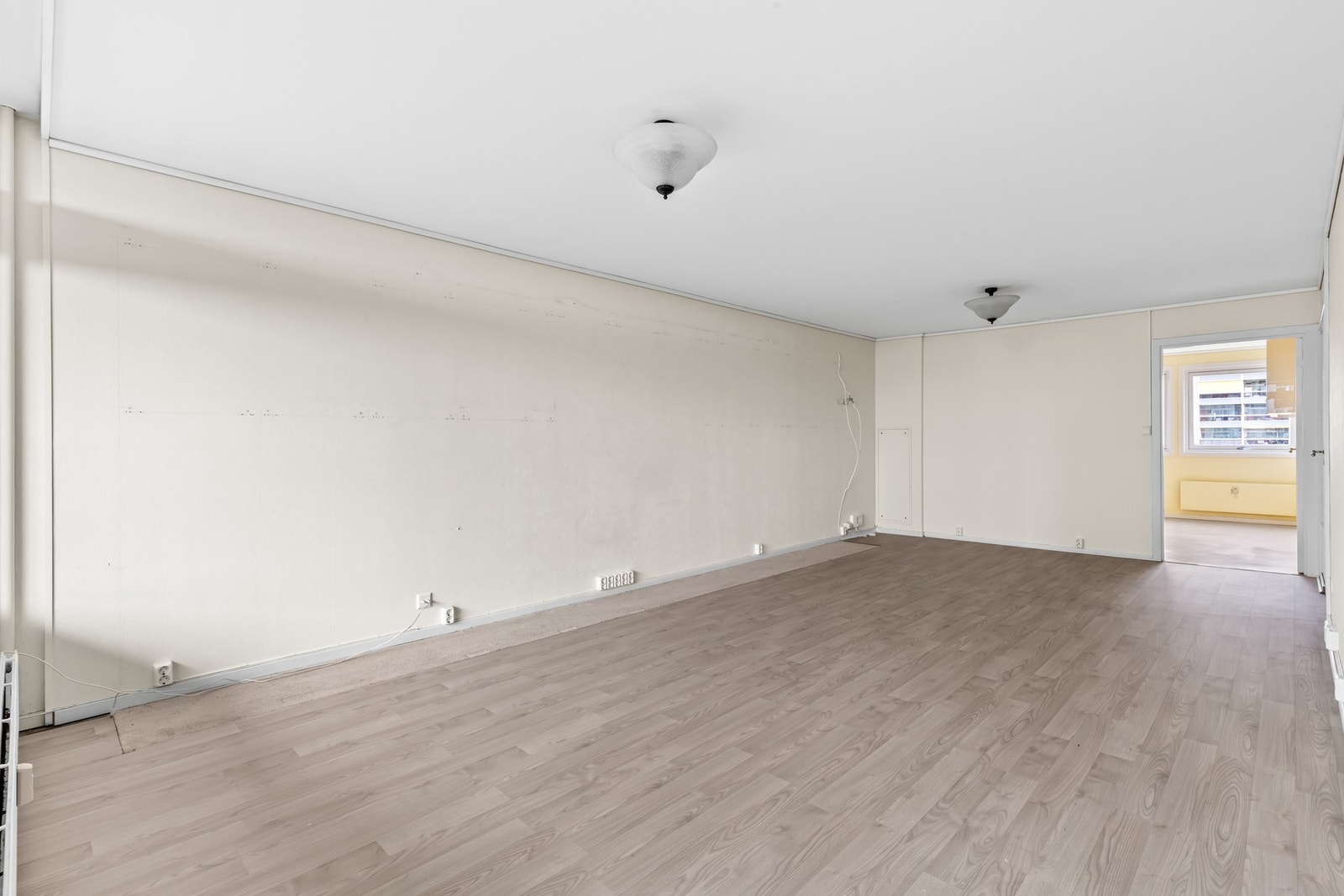 Stuen er stor så her er det enkelt å ha både sofamøblement og spiseavdeling Galleribilde