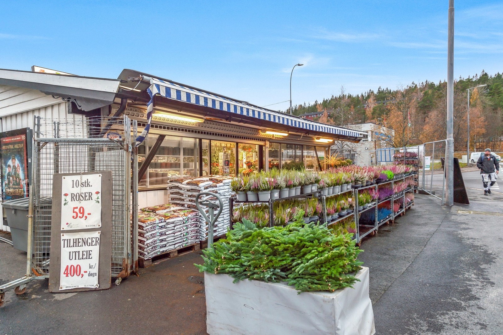 Blomstrene handler du inn på den lokale butikken rett ved - her kan du også plukke opp ting du bestiller på nett Galleribilde